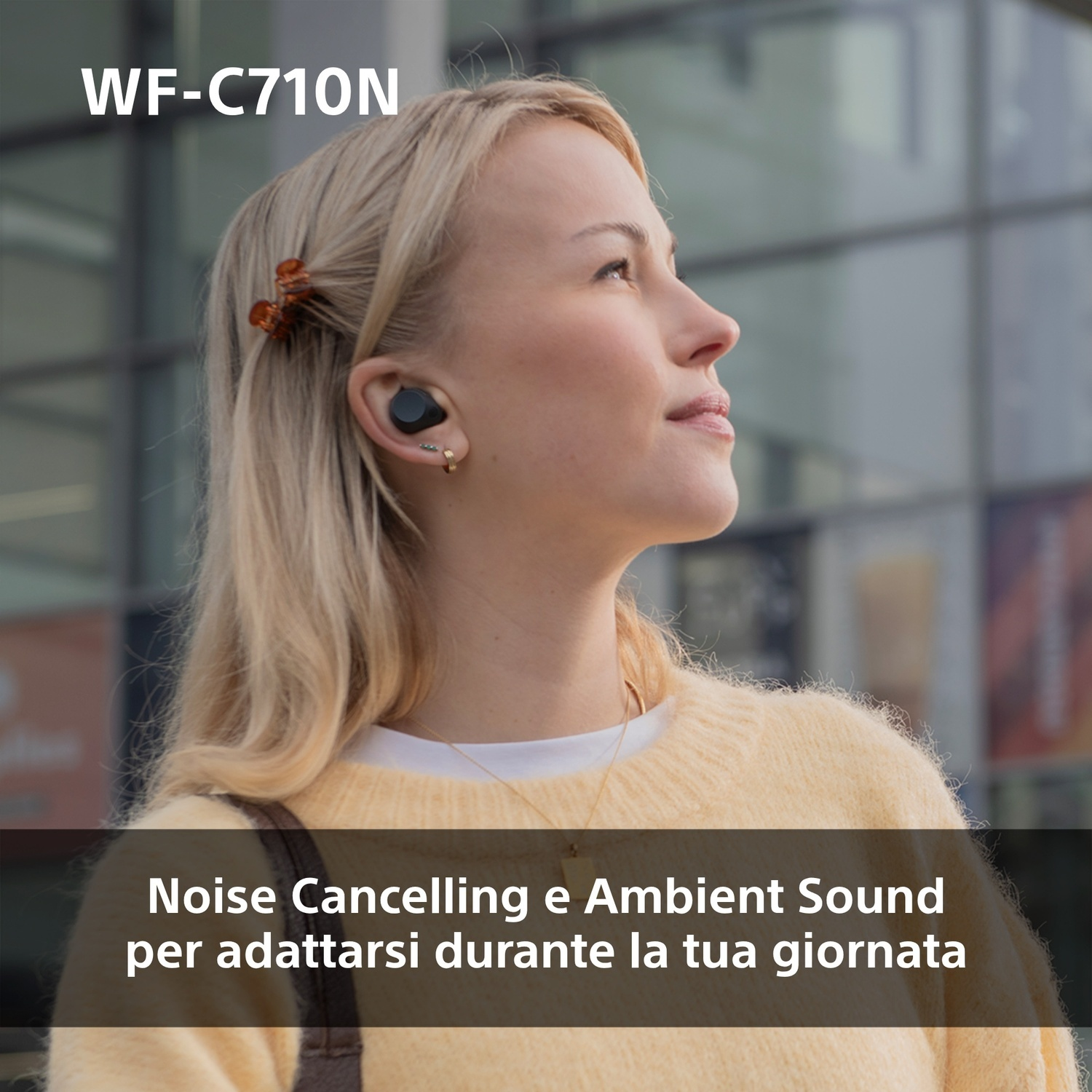 Donna con auricolari, guarda in alto, con testo sull'cancellazione del rumore.
