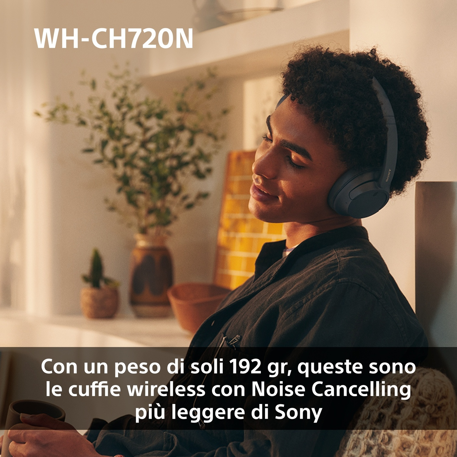 Una persona con le cuffie. Il testo: Con un peso di soli 192 g, queste sono le cuffie wireless Sony più leggere.