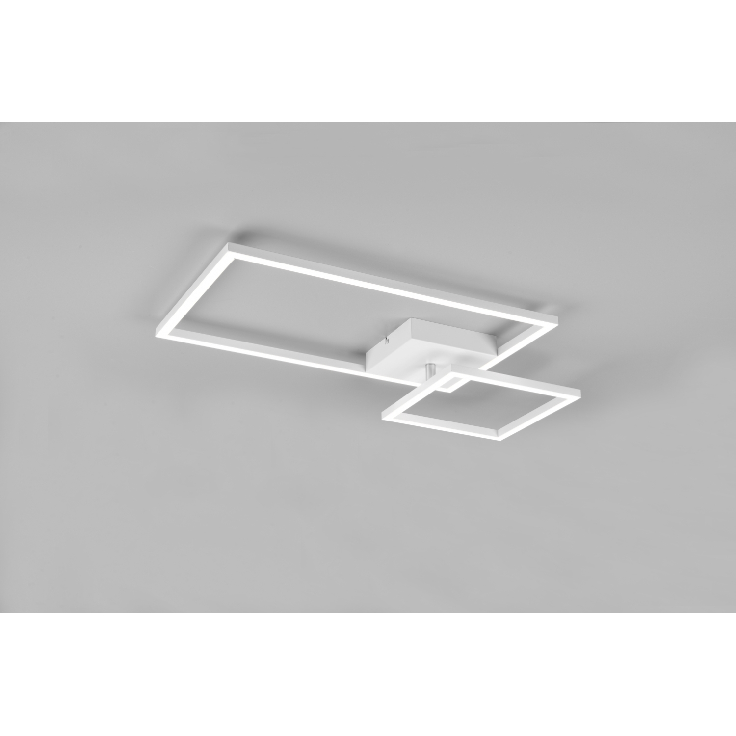 Un moderno apparecchio di illuminazione a soffitto bianco con due forme rettangolari collegate.