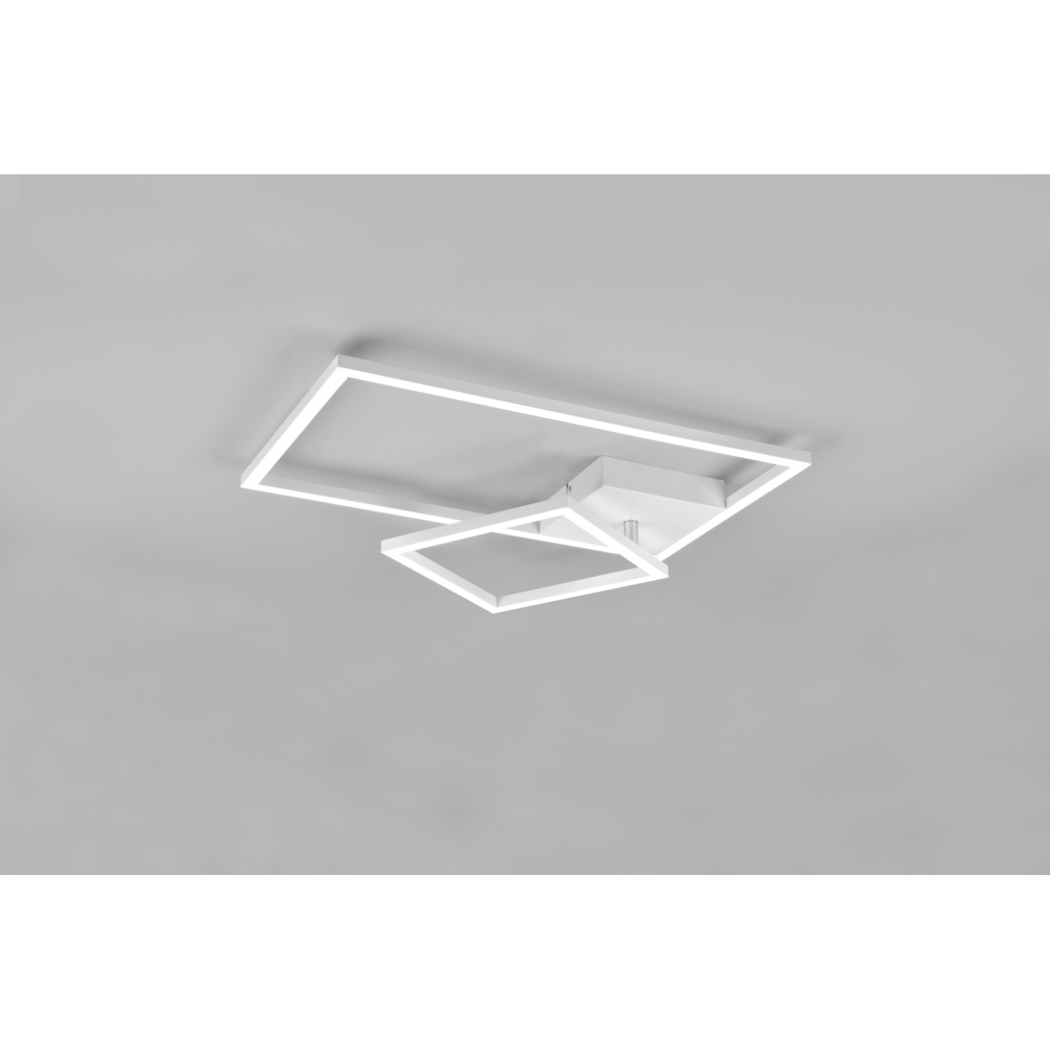 Un moderno apparecchio di illuminazione a soffitto con un design geometrico, bianco su bianco.