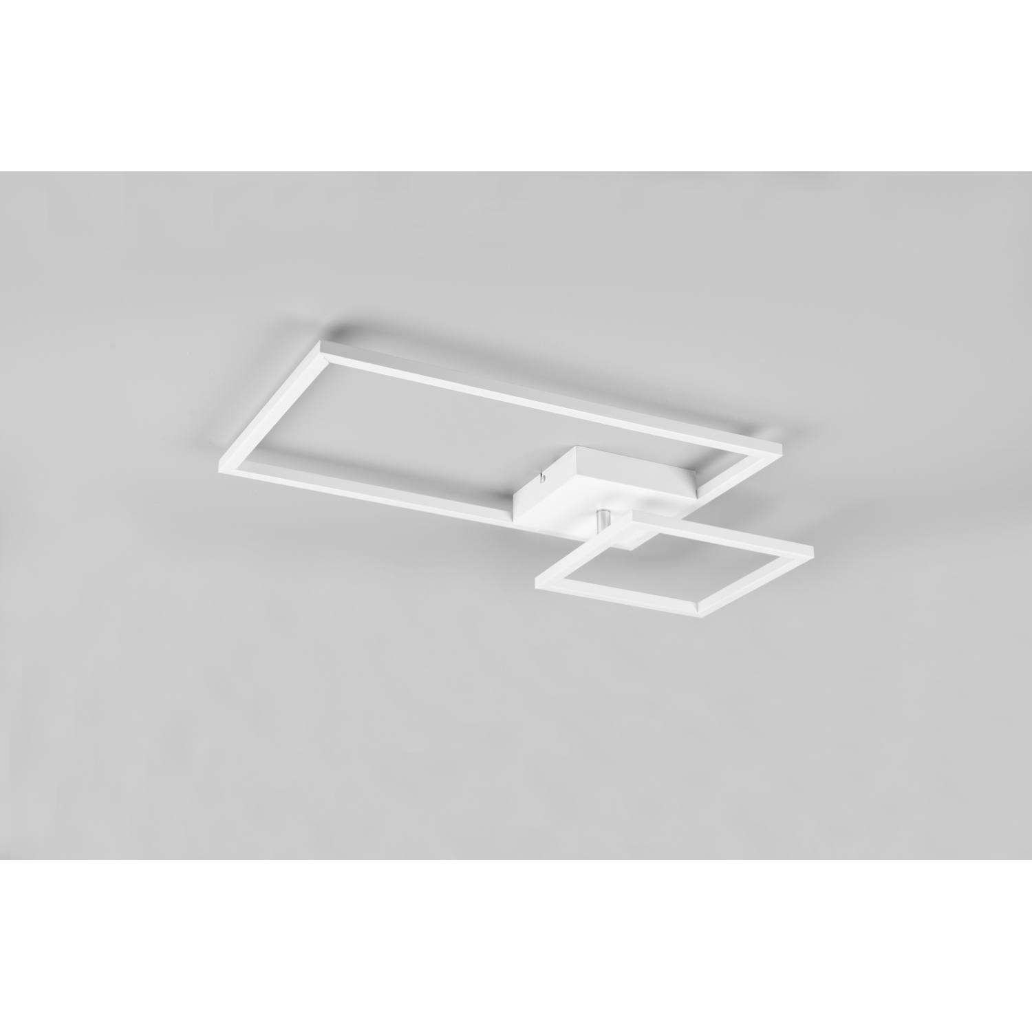 Lampada da soffitto bianca con due telai rettangolari e un centro quadrato.