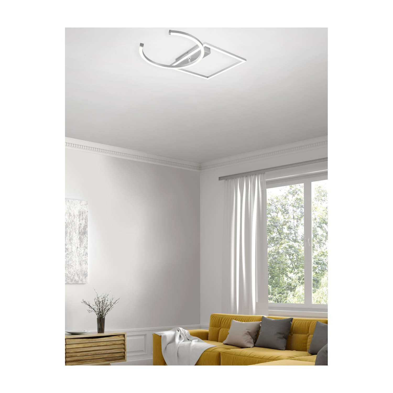 Soggiorno moderno con pareti bianche, divano giallo e lampada da soffitto dal design unico.