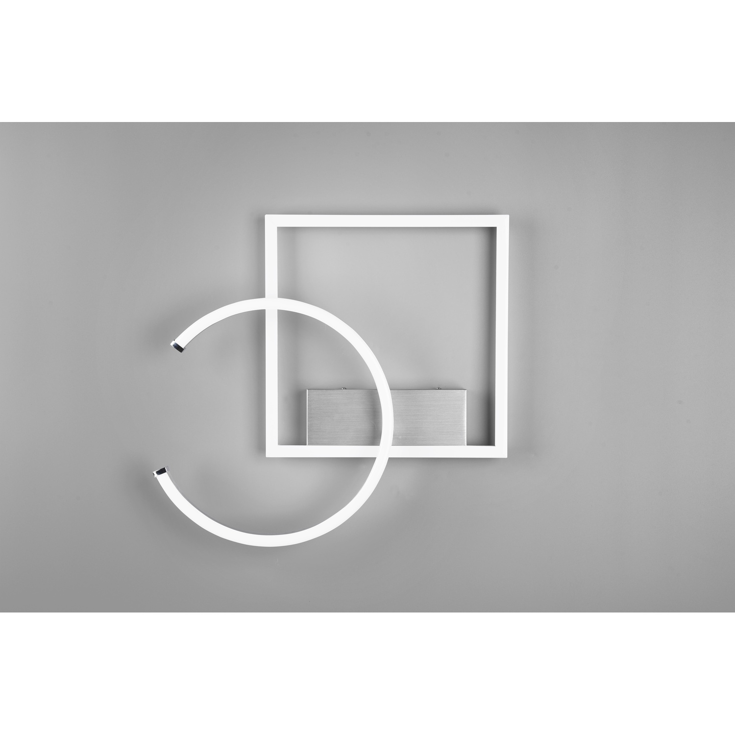 Elemento decorativo bianco su sfondo grigio, con quadrato e semicerchio.