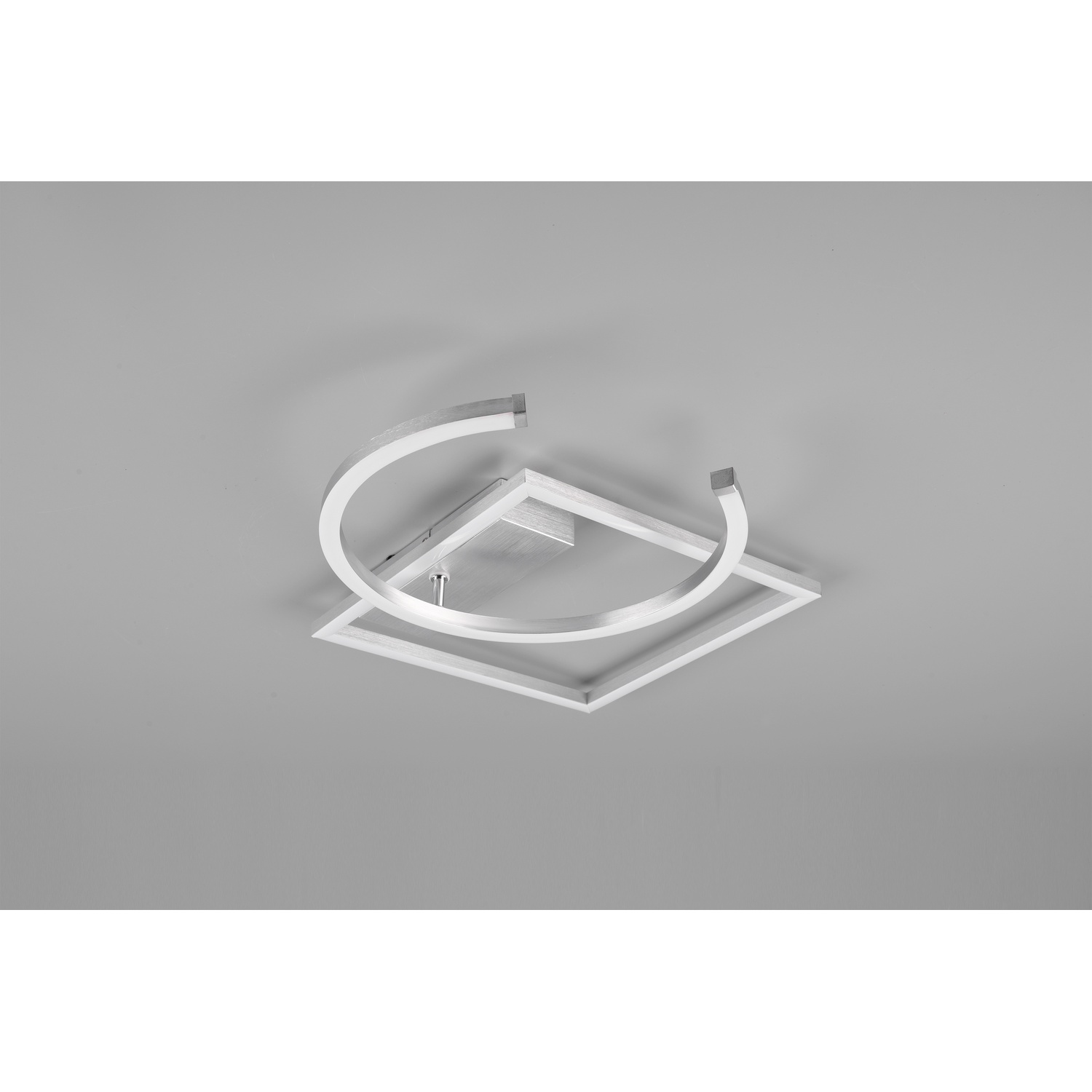 Lampada da soffitto argentata con design quadrato e curvo su sfondo grigio.