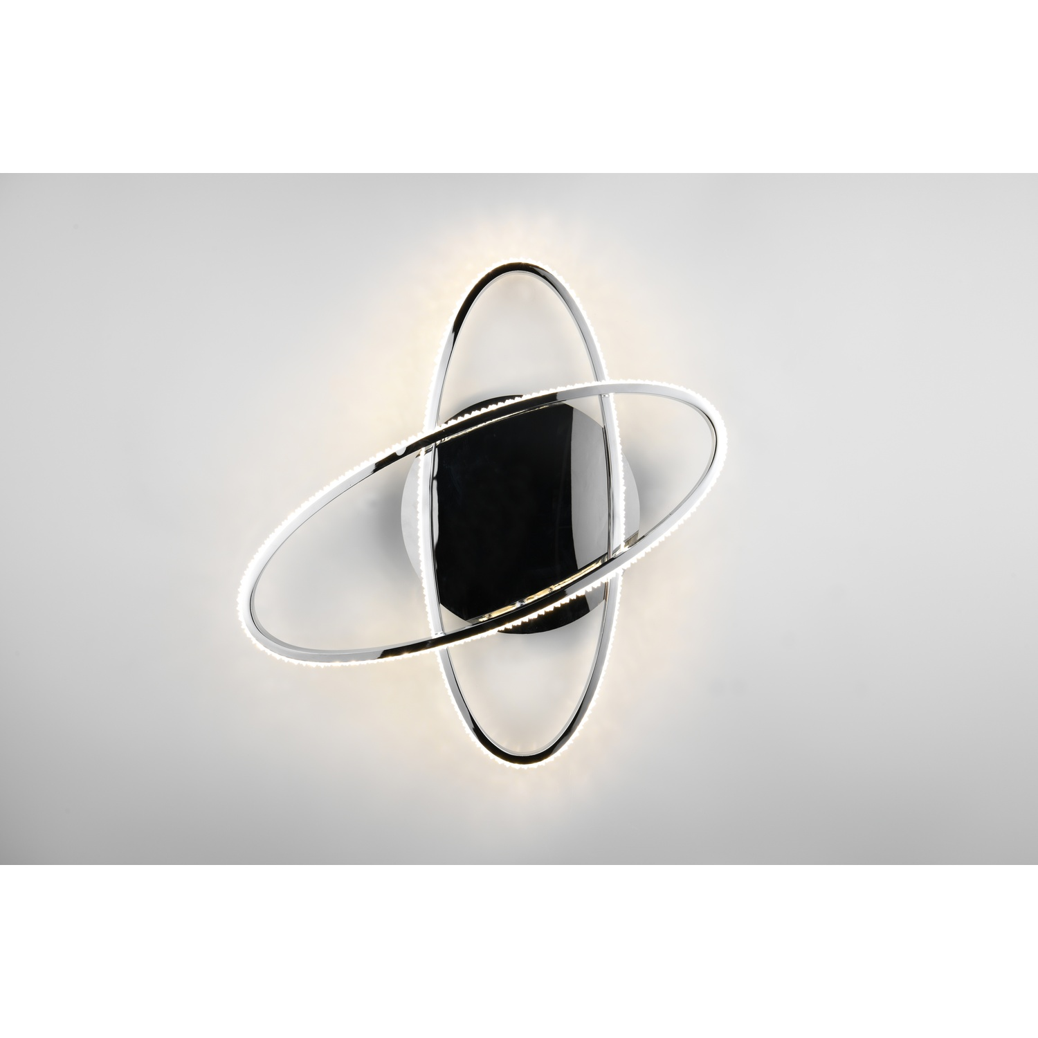 Applique moderna e illuminata con due anelli intersecati e un centro nero.