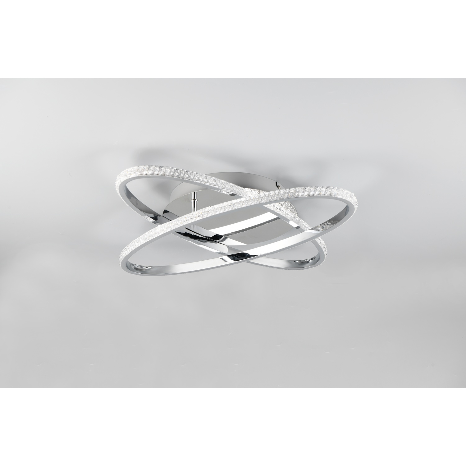 Lampada da soffitto argentata e circolare con dettagli in cristallo. Sfondo del soffitto bianco.