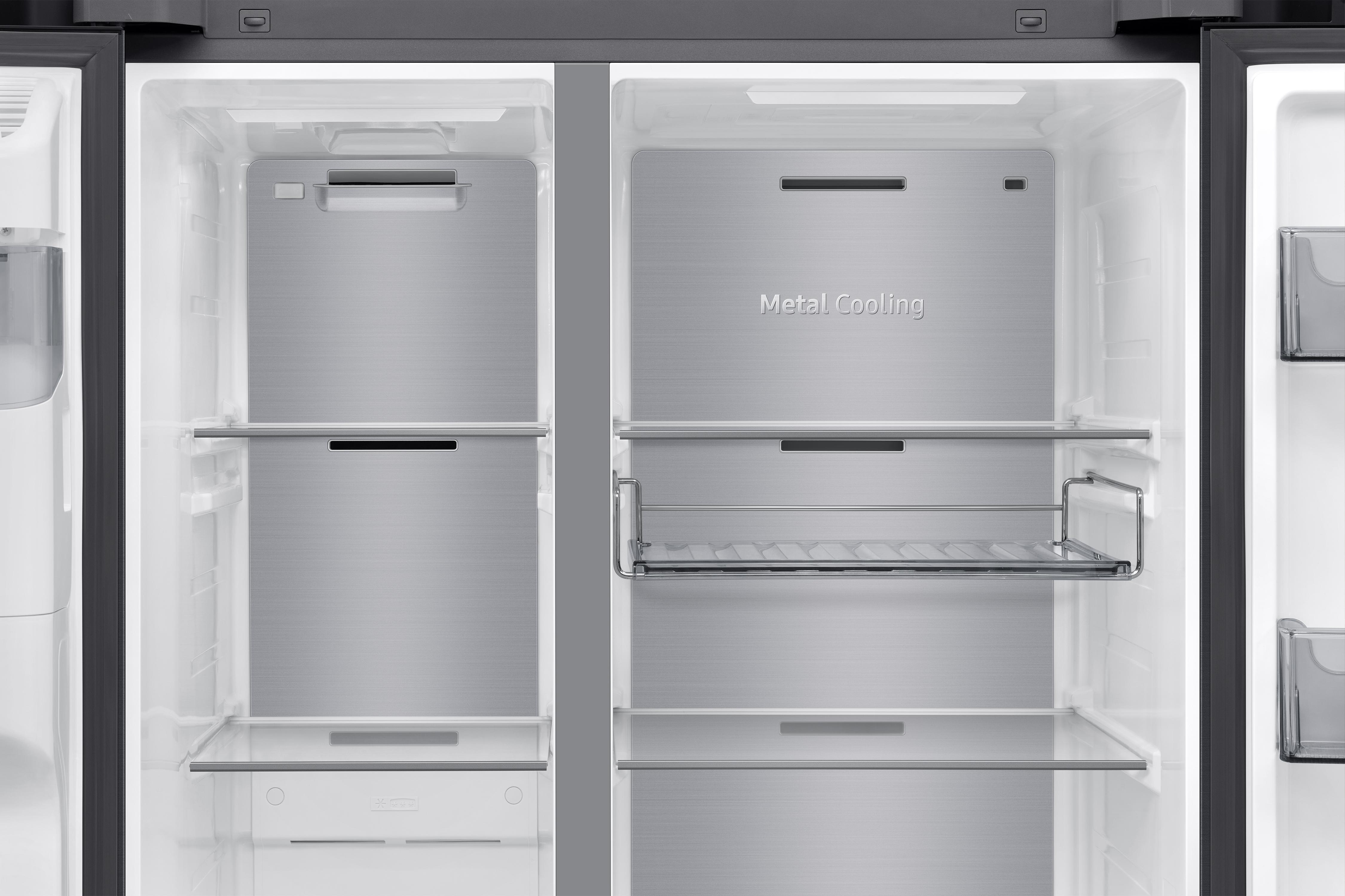Ein offener Kühlschrank-Innenraum. Die Regale sind aus Metall und die Wände auch.