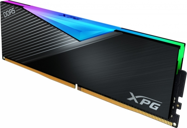 Üstünde RGB aydınlatma bulunan siyah ve gümüş DDR5 RAM çubuğu.