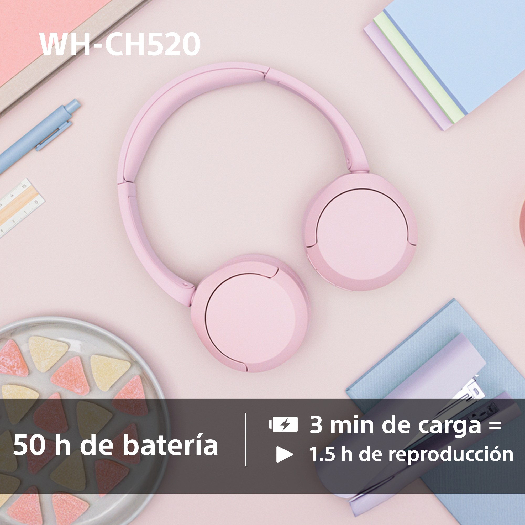 Auriculares rosas sobre una mesa con papelería y caramelos. También se muestra un tiempo de carga.