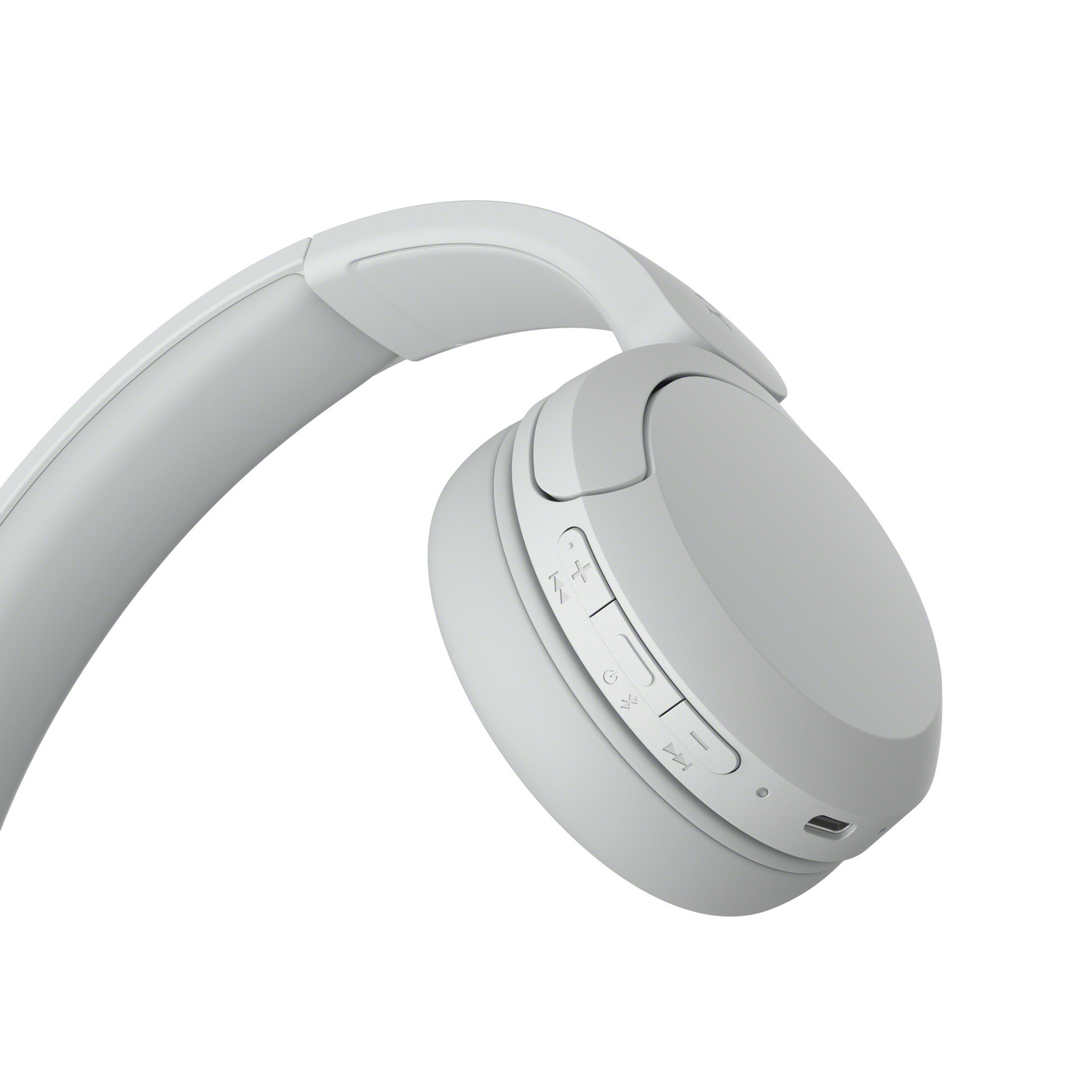 Primer plano de auriculares blancos con botones. Fondo blanco.