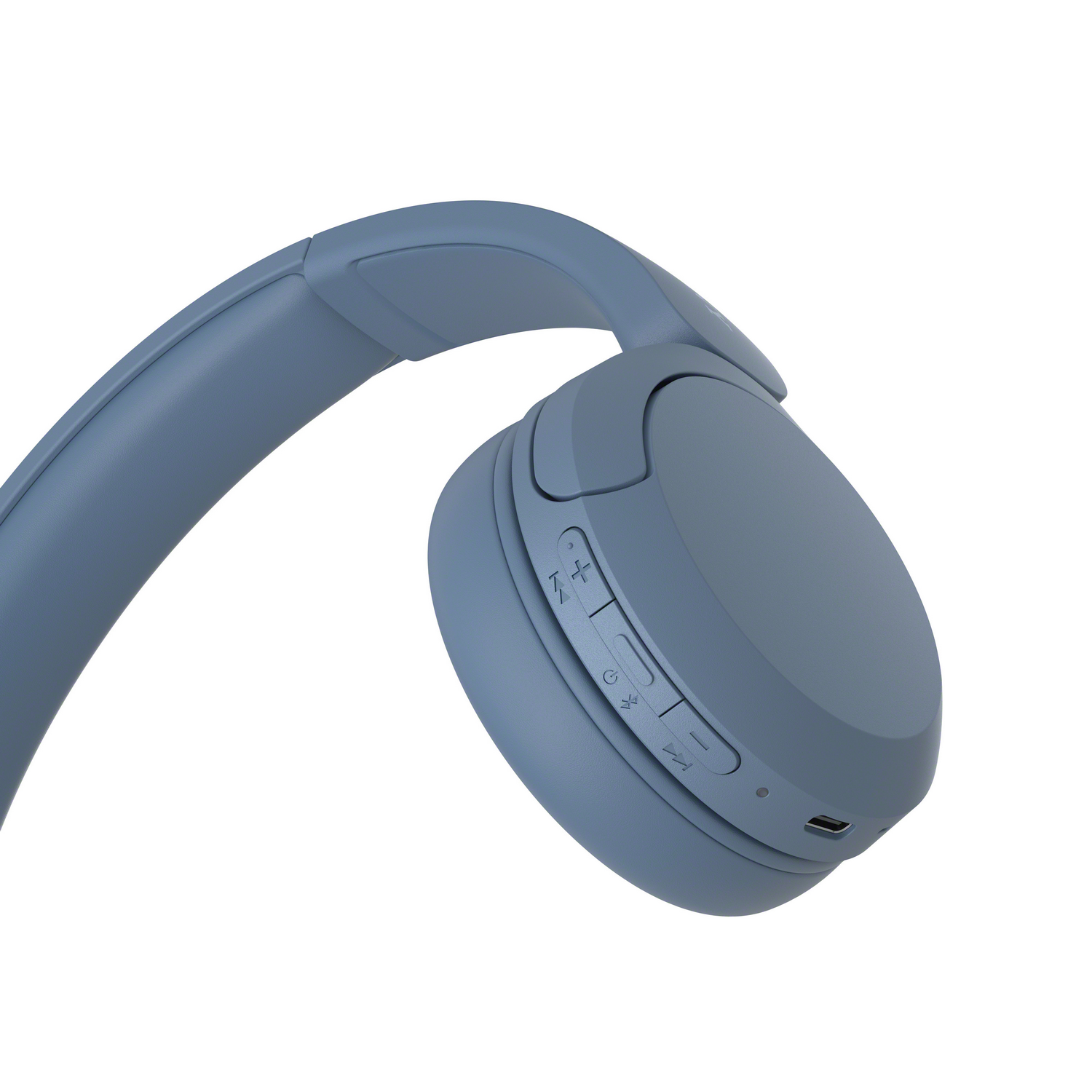 Un auricular inalámbrico azul sobre la oreja, con botones de control visibles. El auricular está en ángulo.
