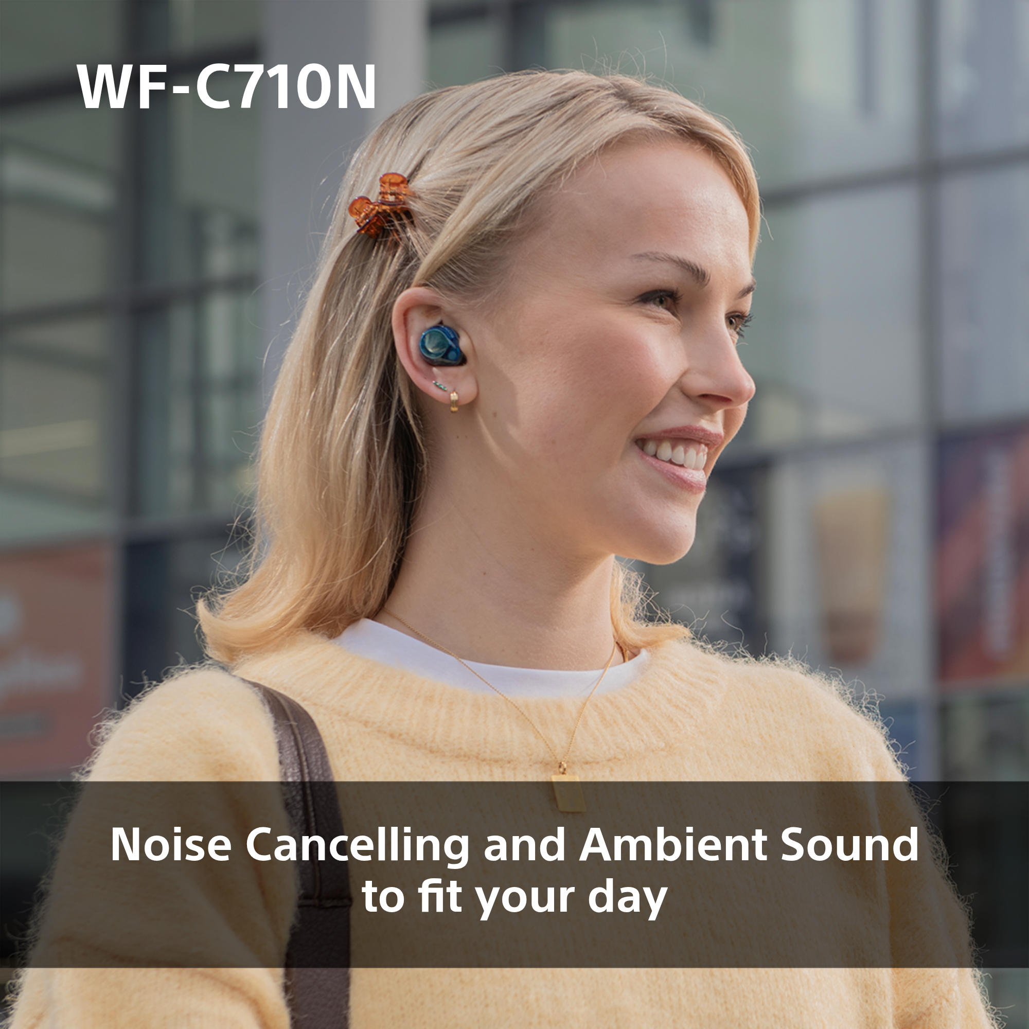 Blonde Frau mit Kopfhörern. Text: 'Noise Cancelling and Ambient Sound to fit your day'.