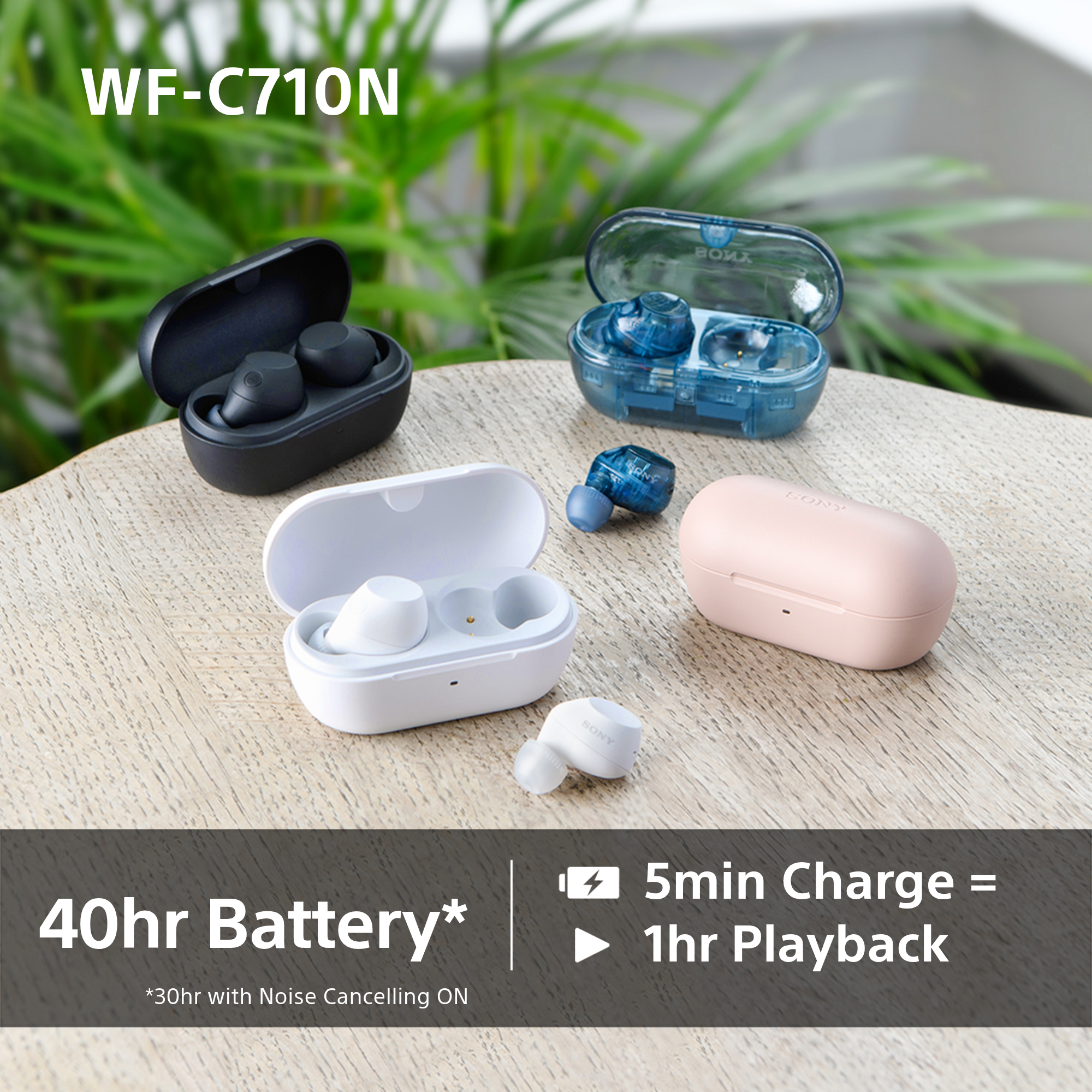 Sortiment an Sony WF-C710N Ohrhörern in Gehäusen: schwarz, blau und rosa. Text zur Akkulaufzeit.