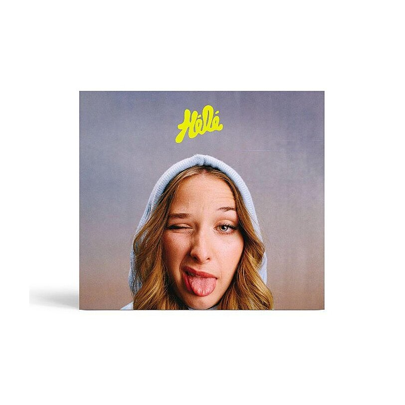 Een vrouw met een blauwe hoodie knipoogt en steekt haar tong uit. Albumhoes.