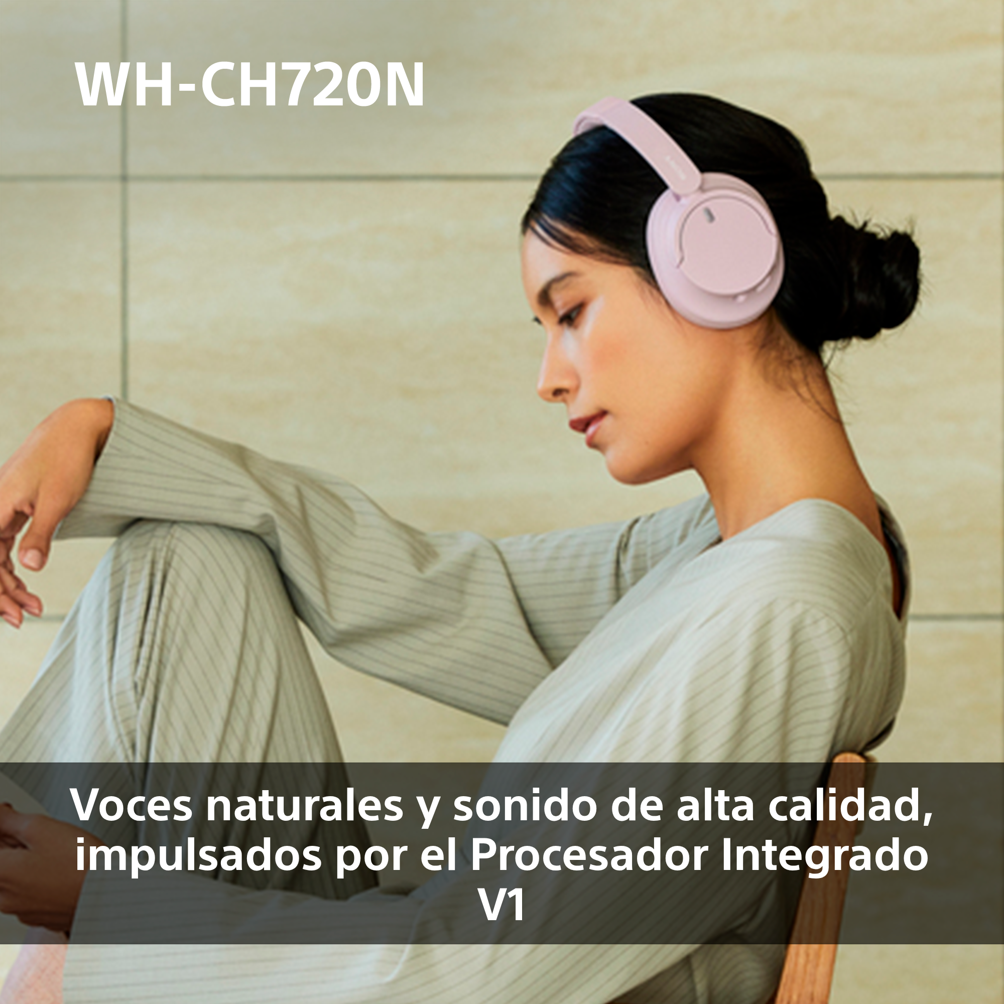 Mujer con auriculares Sony rosas, con texto sobre voces naturales y sonido de alta calidad.