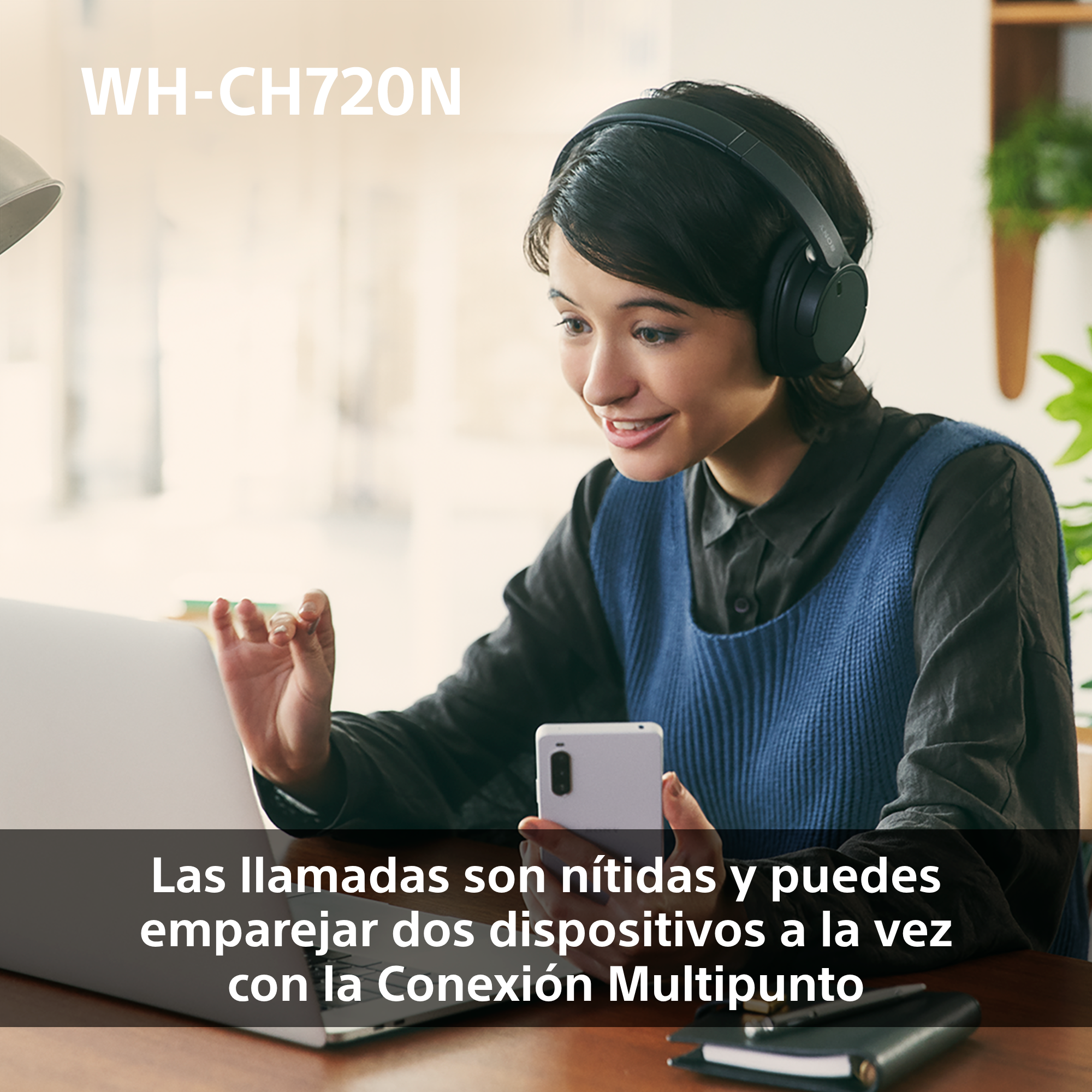 Una mujer con auriculares usa una laptop y sostiene un teléfono. El texto en la pantalla dice: 'Las llamadas son nítidas...'