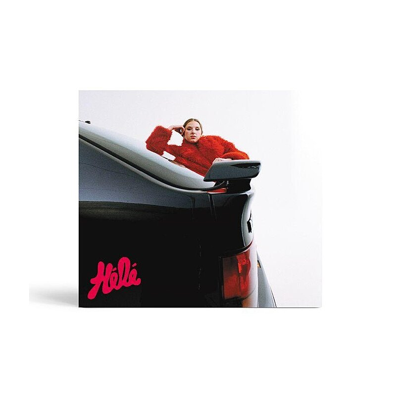 Albumhoes. Een vrouw in een rode bontjas leunt op een auto. Tekst: 'Hella'.