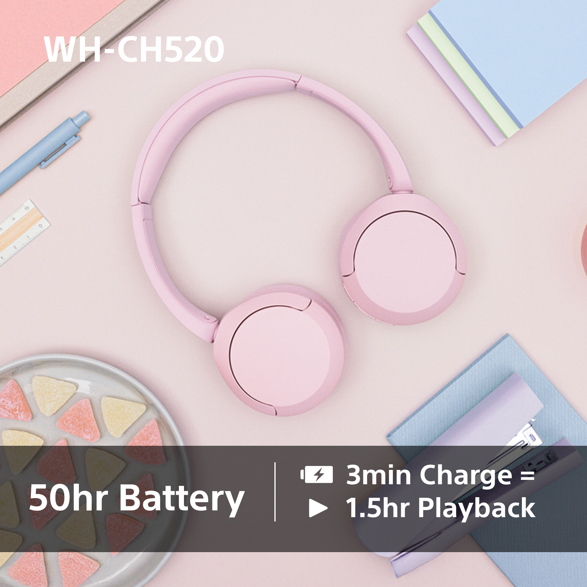 Cuffie rosa con testo: '50hr Battery', '3min Charge = 1.5hr Playback'. Sfondo rosa e blu.