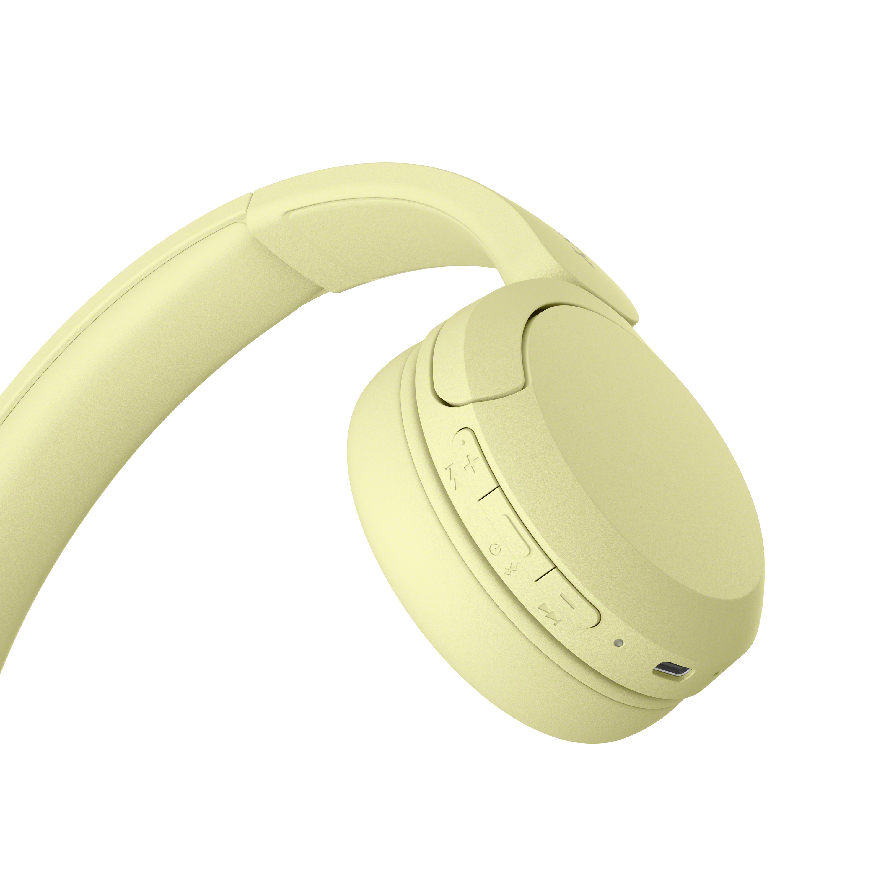 Gros plan sur un casque jaune sur fond blanc.