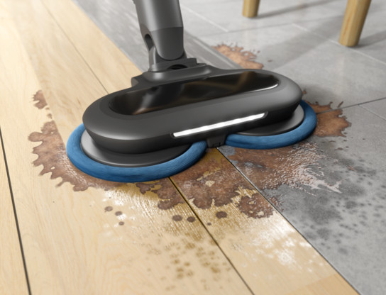 Mop czyszczący drewnianą podłogę z plamami po wodzie.