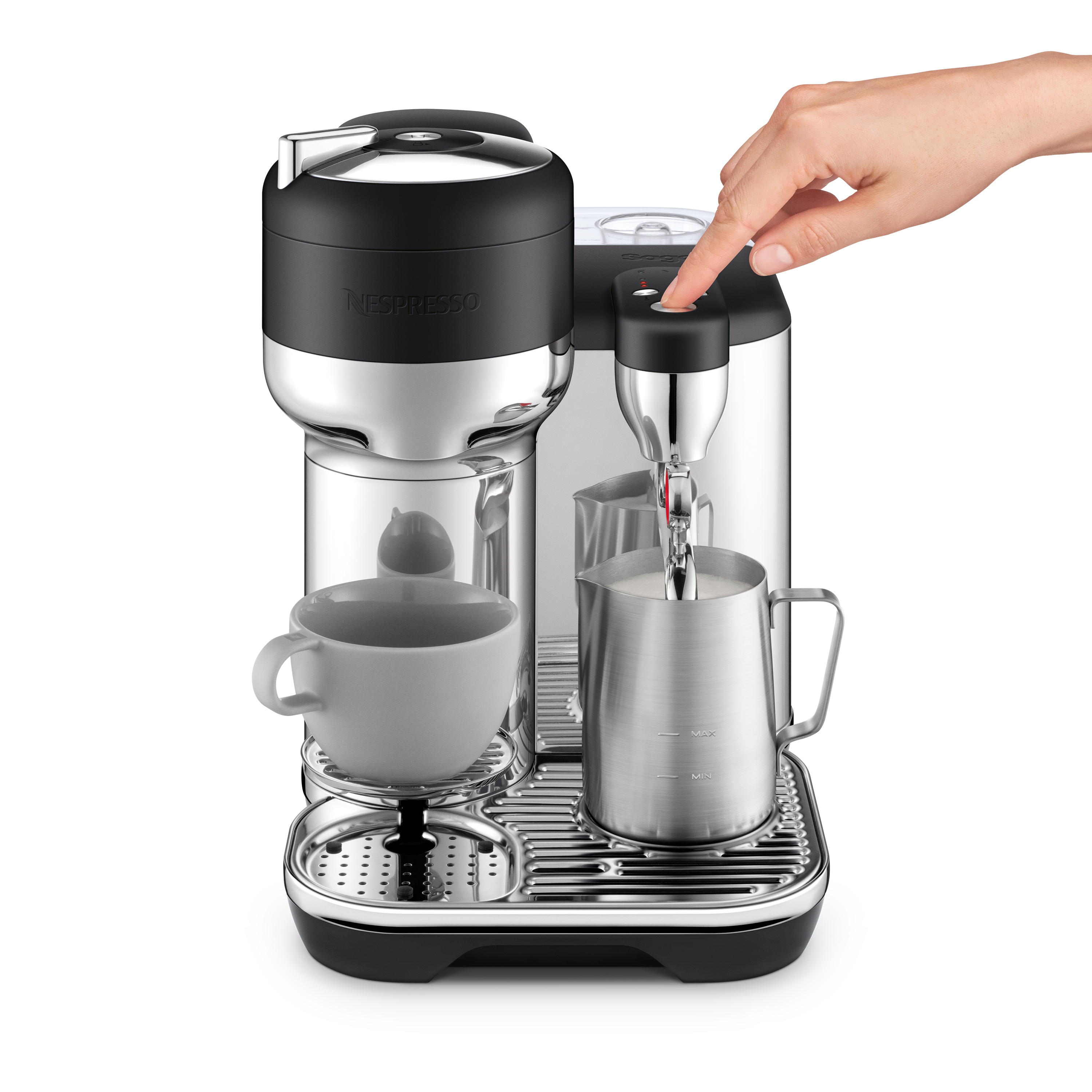 Espressomaschine mit einer Tasse und einem Milchaufschäumkännchen.
