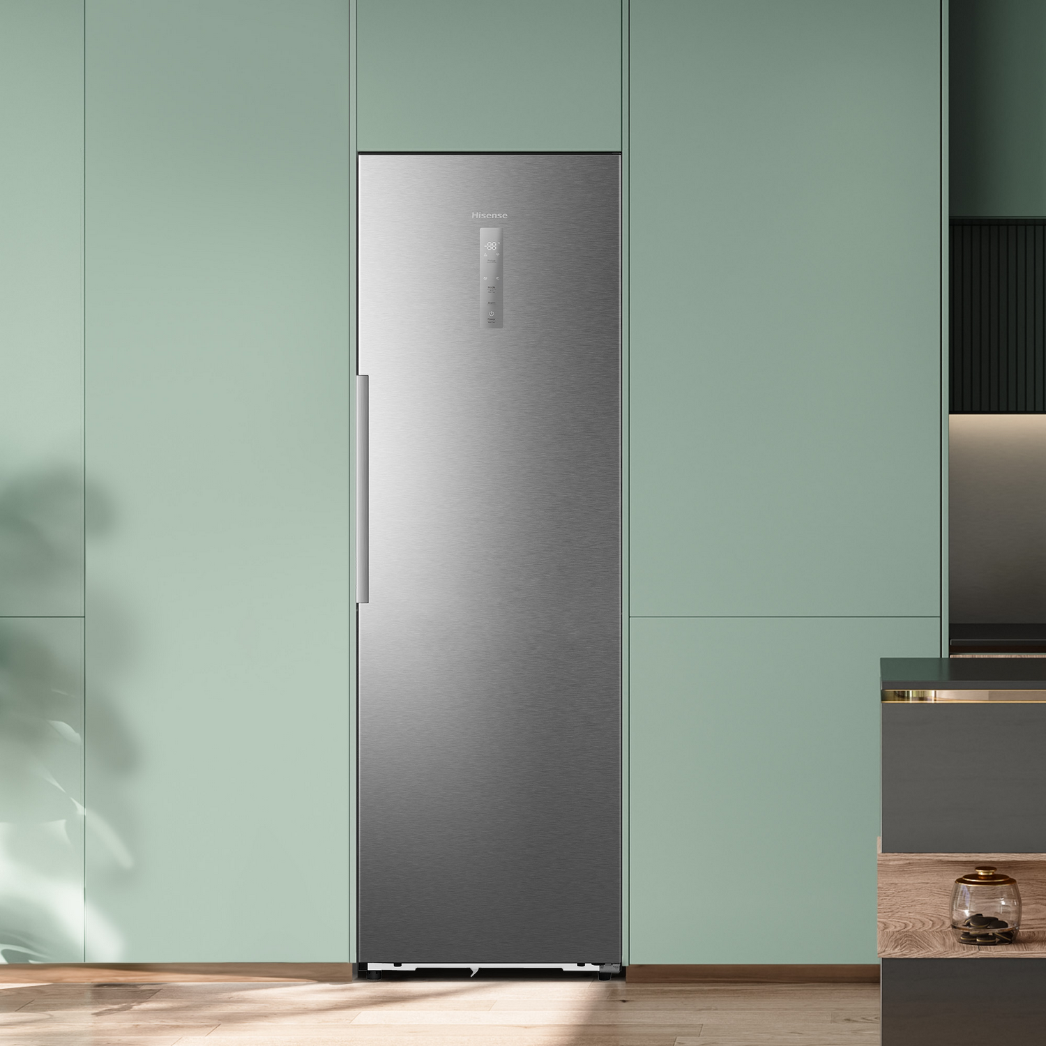 Un refrigerador de acero inoxidable en una cocina. El refrigerador es alto con una pantalla digital en la puerta.