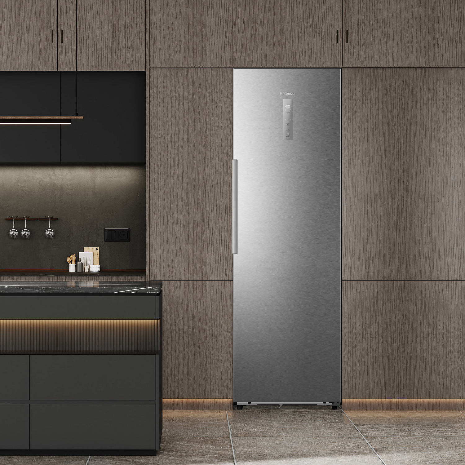 Un refrigerador plateado en un entorno de cocina, con gabinetes de madera oscura.