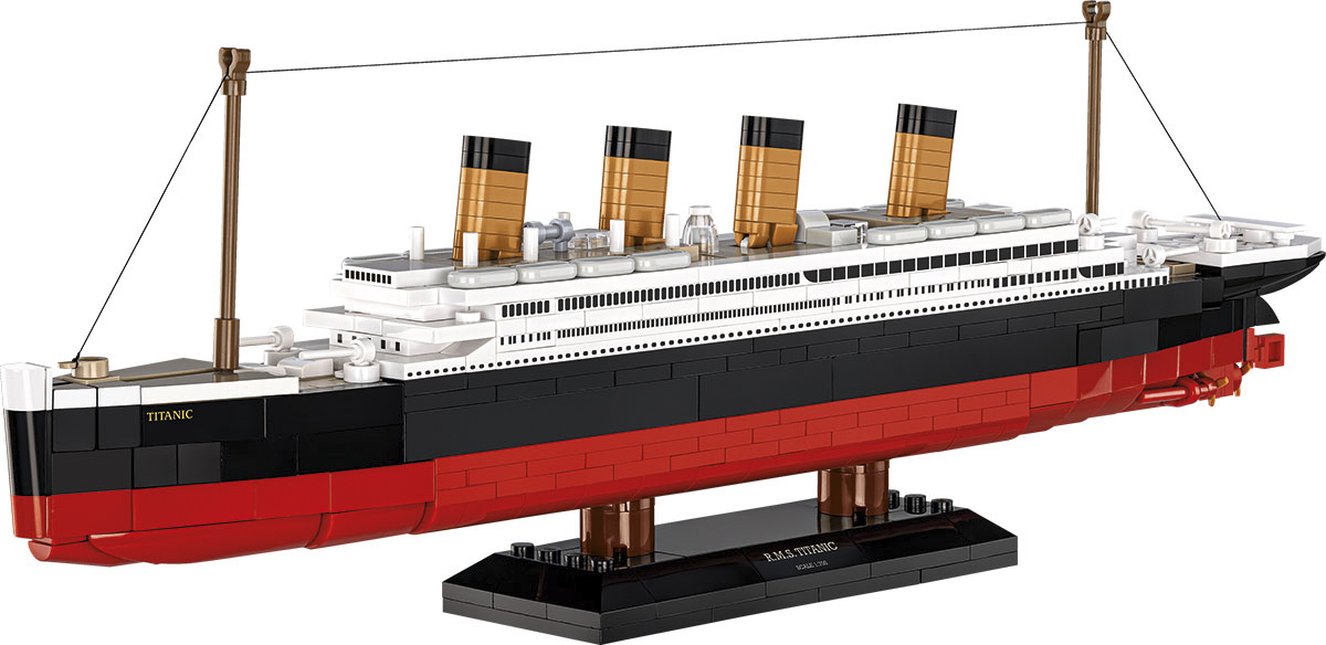 Ein Modell der Titanic, aus Plastiksteinen, auf einem schwarzen Ausstellungsständer.