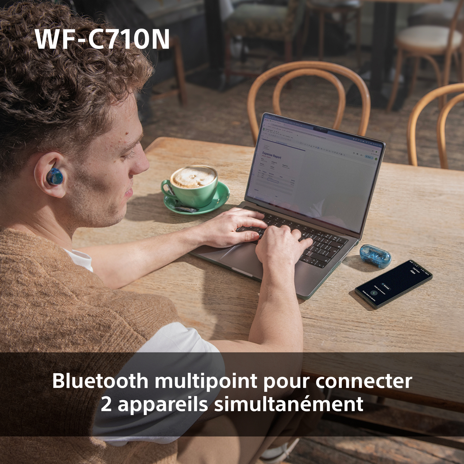 Homme avec des écouteurs, utilisant un ordinateur portable, avec une tasse. Le texte dit : Bluetooth multipoint pour connecter 2 appareils simultanément.