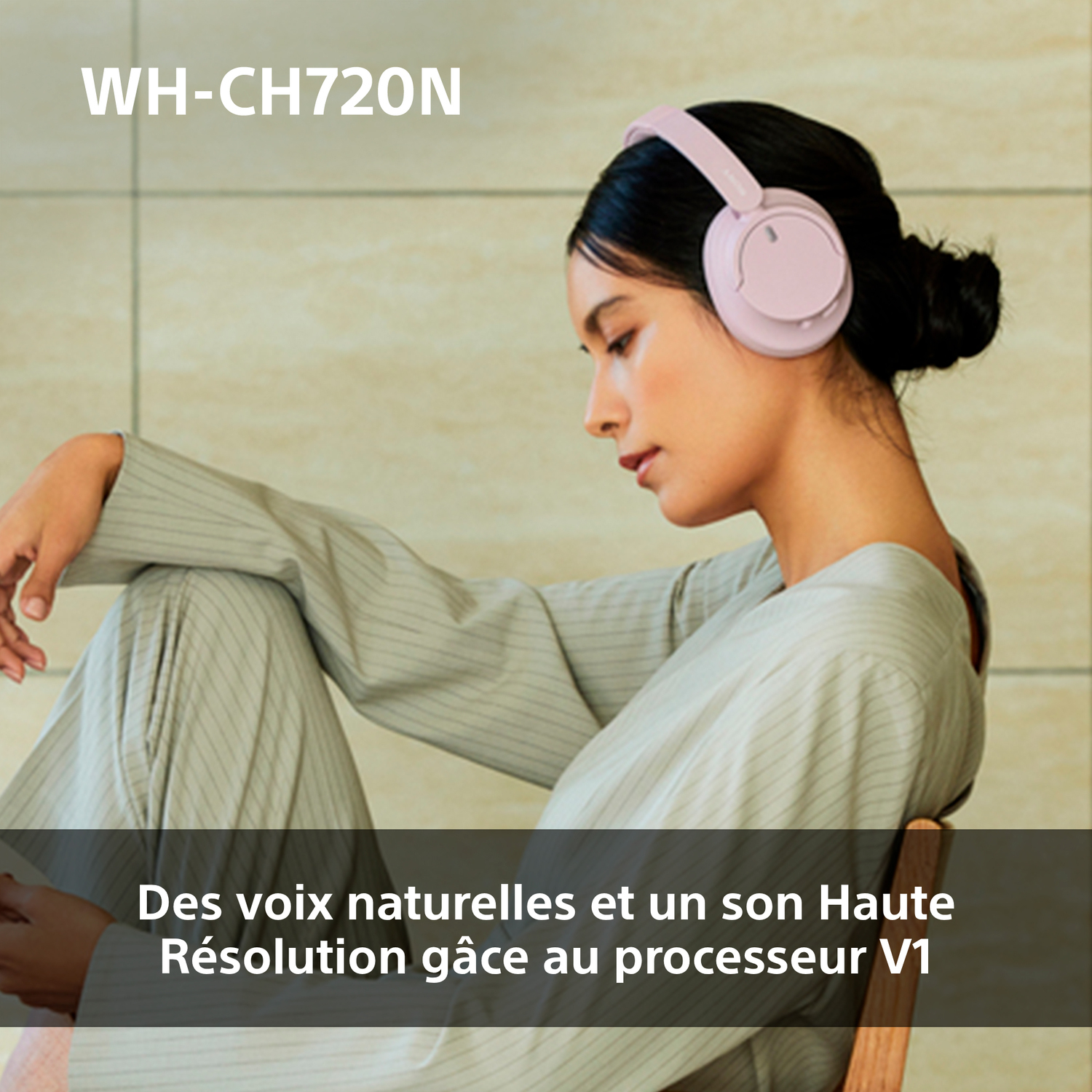 Femme avec casque rose, assise, avec superposition de texte en français.