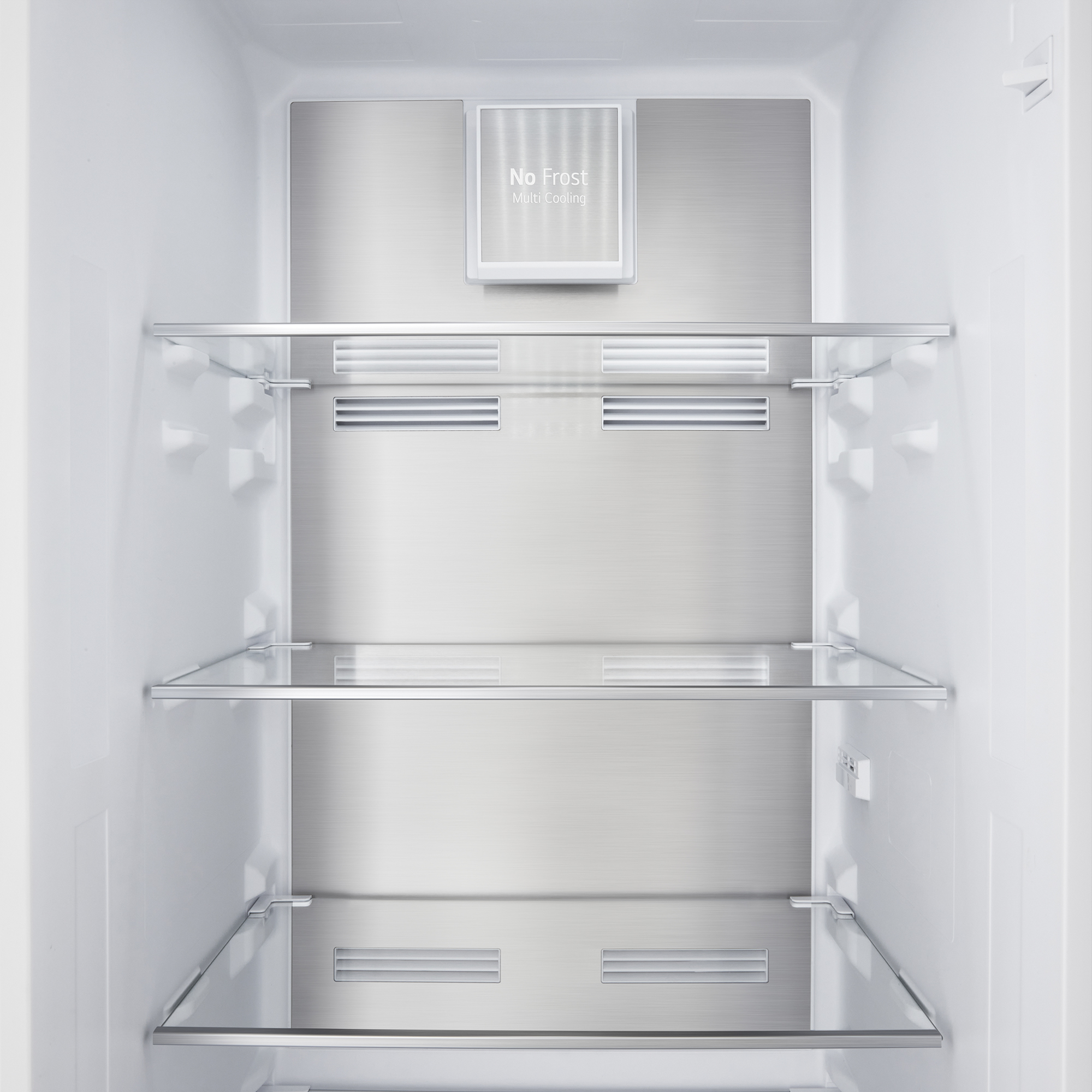 Interior de un refrigerador vacío, con estantes de vidrio y fondo de acero inoxidable.