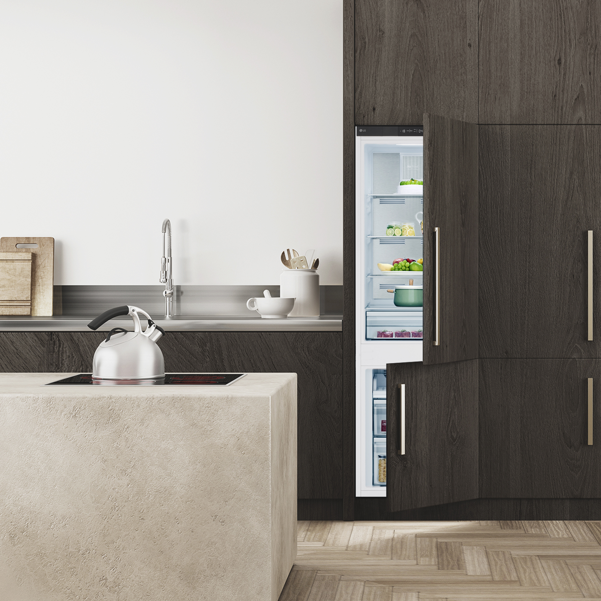Cocina moderna con refrigerador abierto. Gabinetes de madera oscura, isla, hervidor, fregadero y cocina.