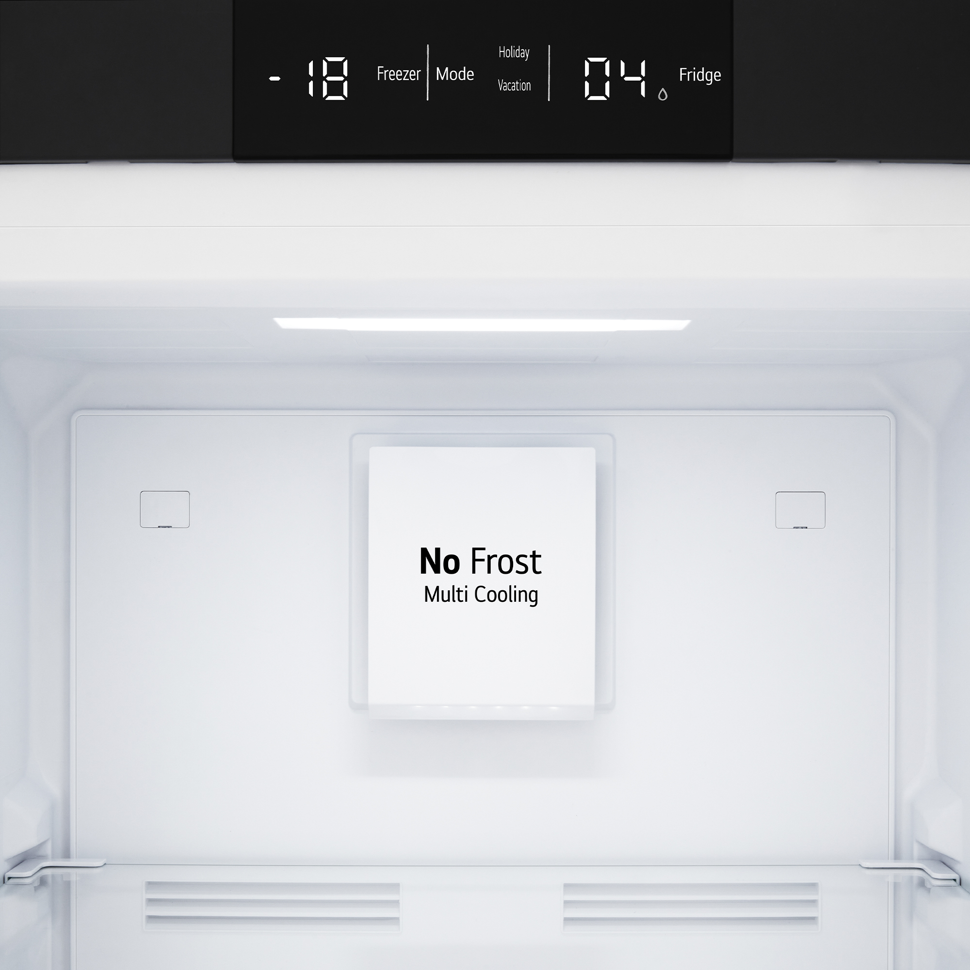 El interior de un refrigerador blanco. La pantalla digital muestra -18, 04.