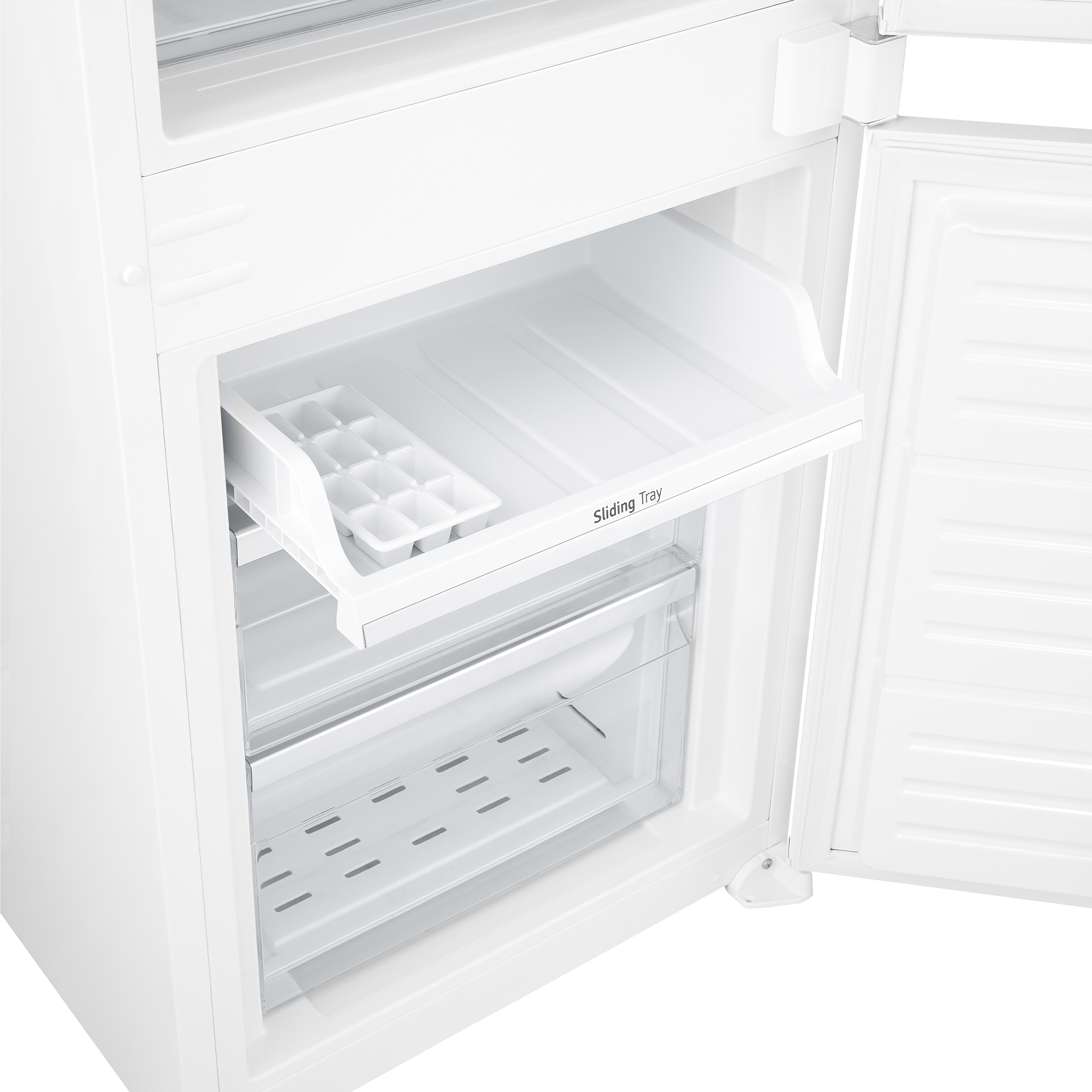 Interior de refrigerador blanco. Abierto con cubitera y un cajón transparente.