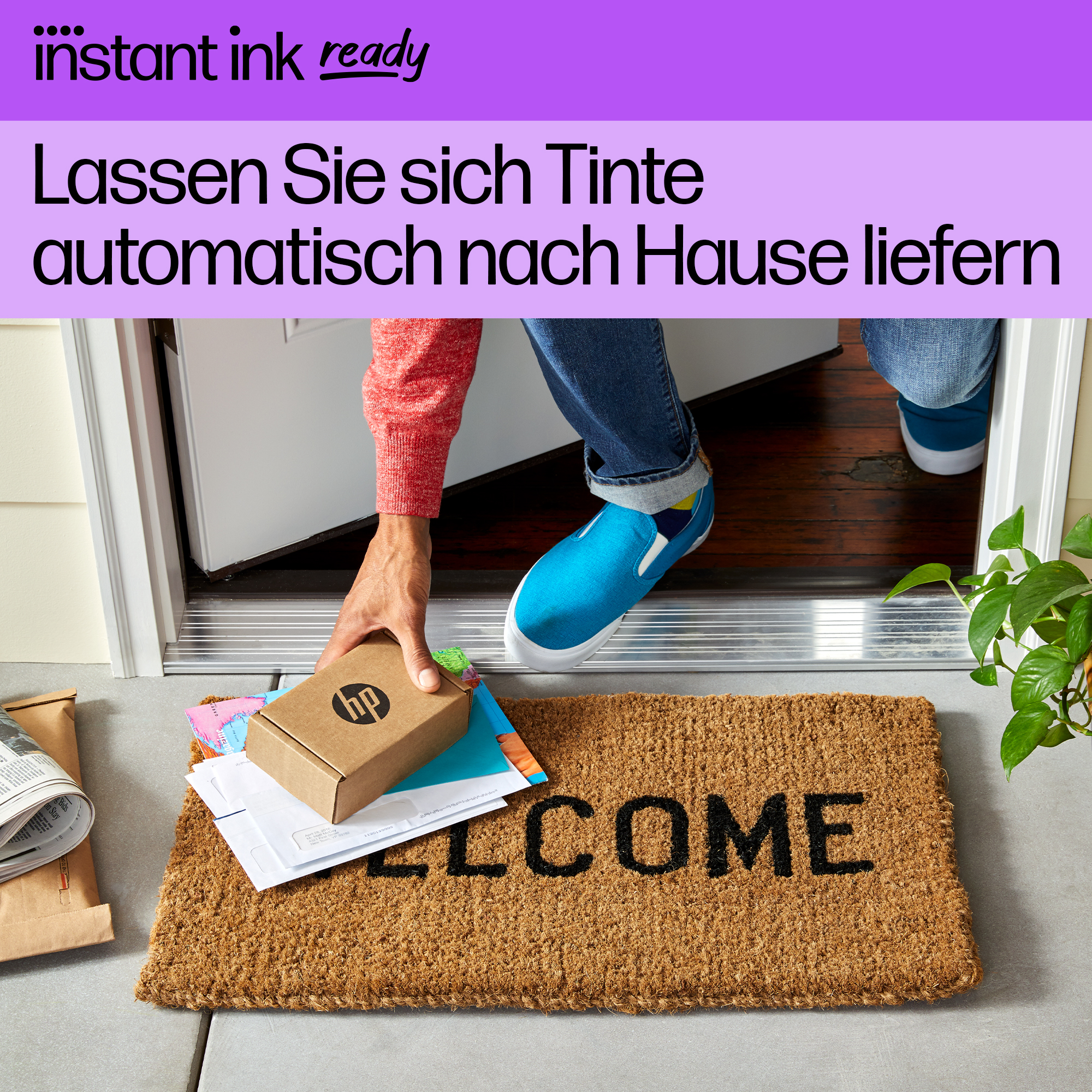 Person nimmt Paket von der Türschwelle, Willkommensmatte und Text.