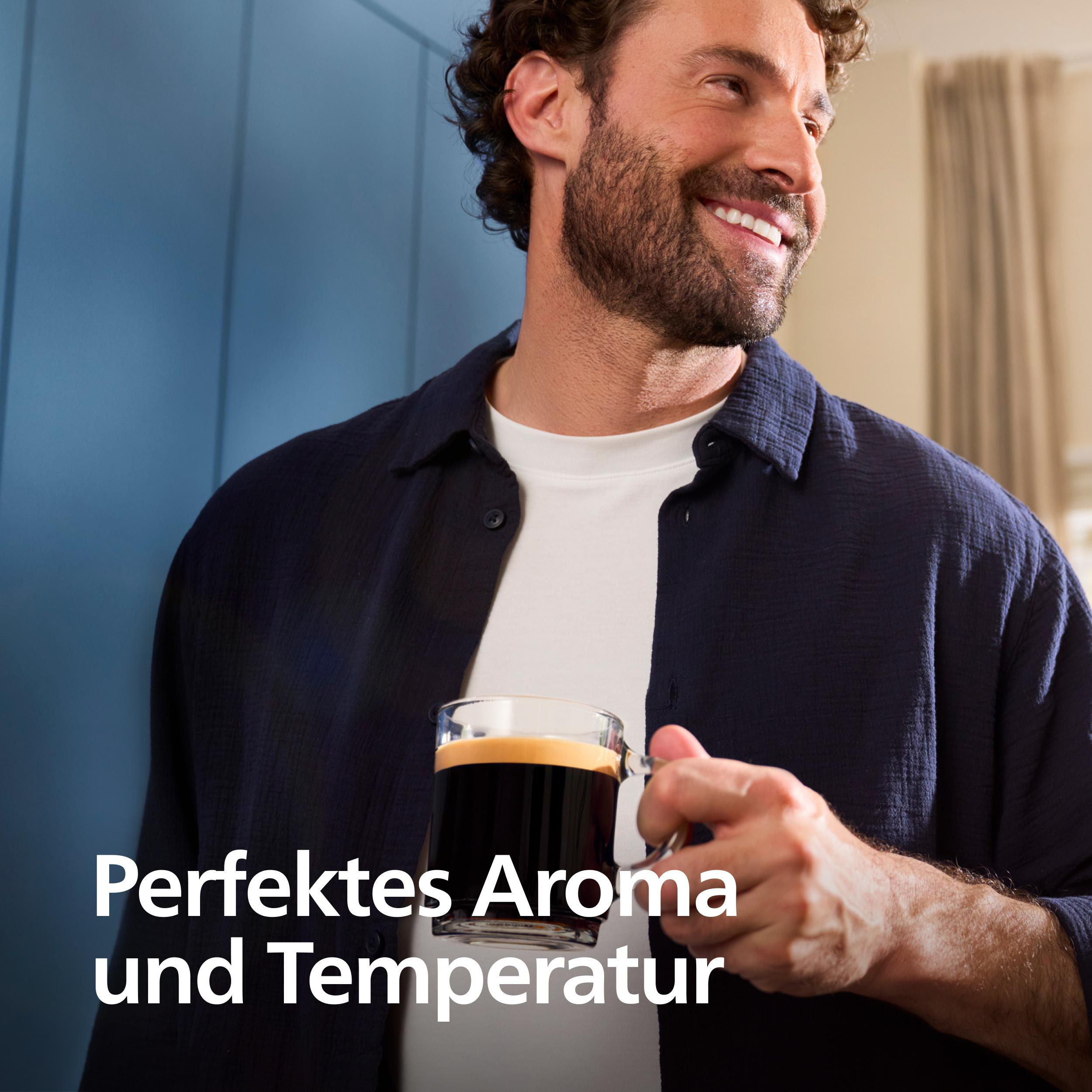 Ein Mann hält eine Kaffeetasse, lächelt, mit Text auf Deutsch über perfektes Aroma.