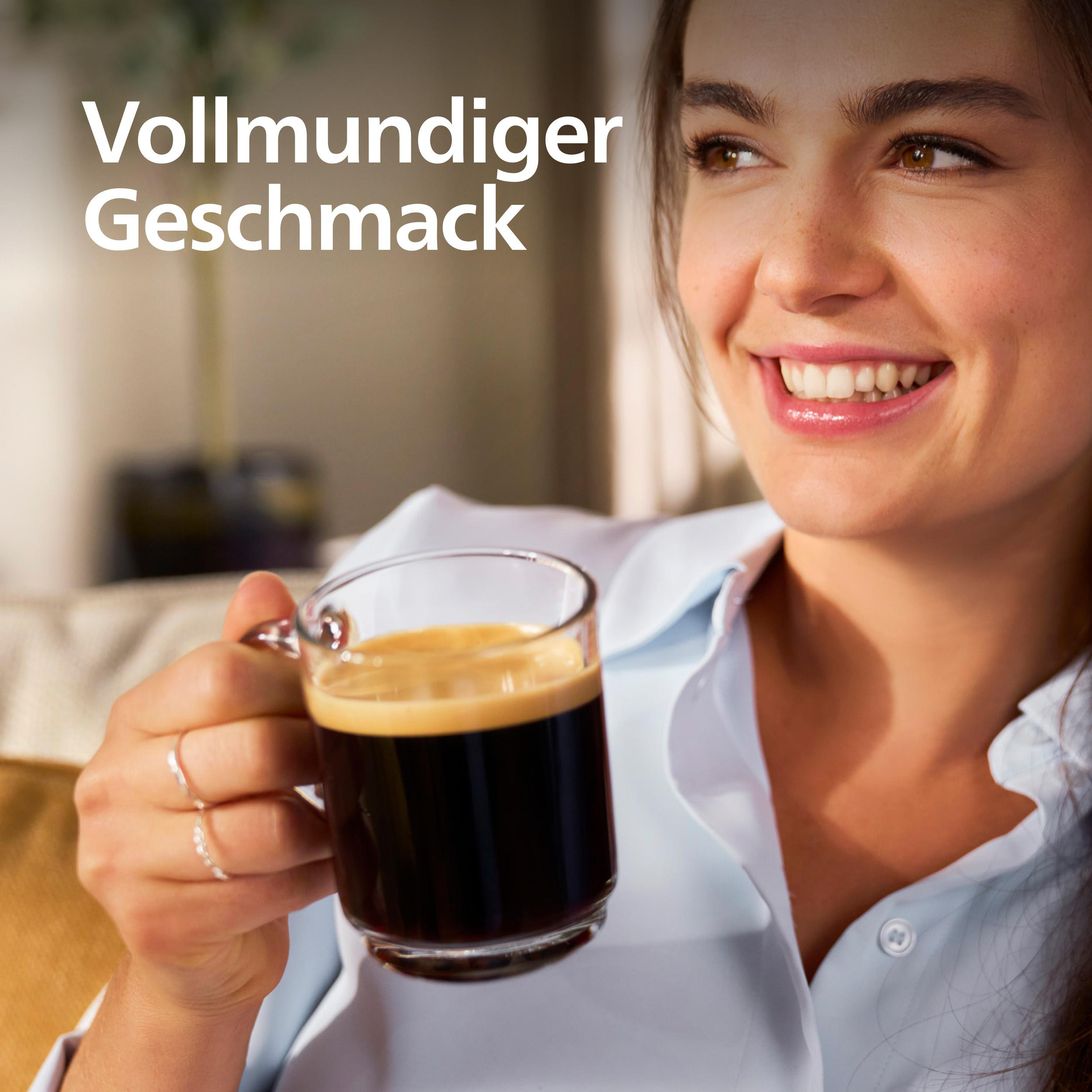 Frau hält Kaffeeglas, lächelt. Text: Vollmundiger Geschmack.