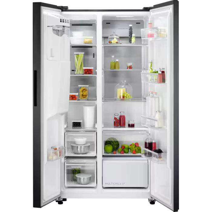 Ein Kühlschrank mit geöffneten Türen, der Regale voller Lebensmittel und Getränke zeigt.