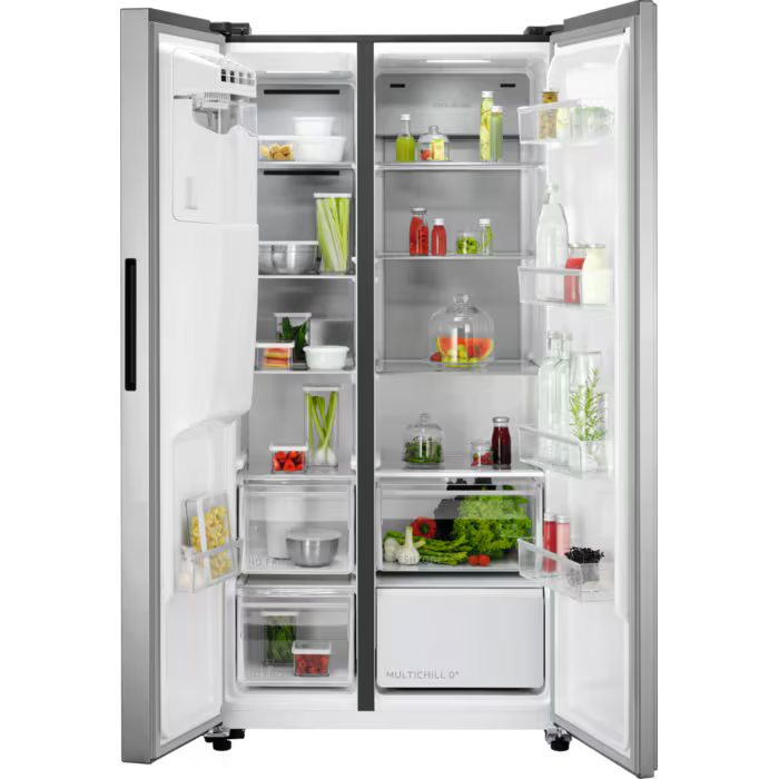 Offener Kühlschrank mit Essen in den Regalen. Gemüse, Obst und Gewürze sind sichtbar.