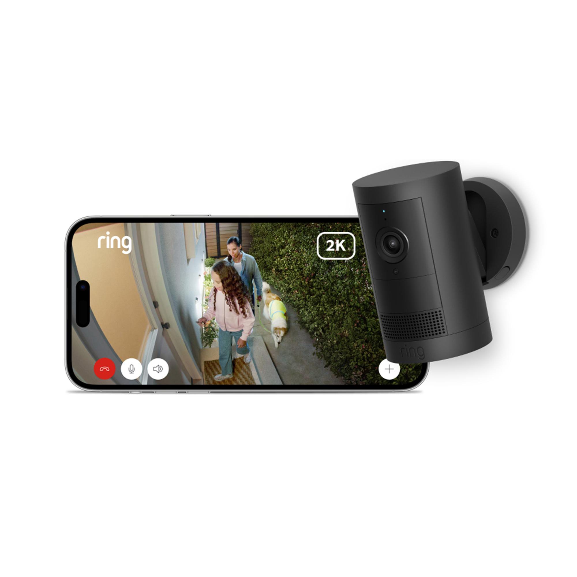 Ring-Sicherheitskamera mit Telefon, das eine Live-Ansicht einer Familie, eines Hundes und die 2K-Auflösung zeigt.
