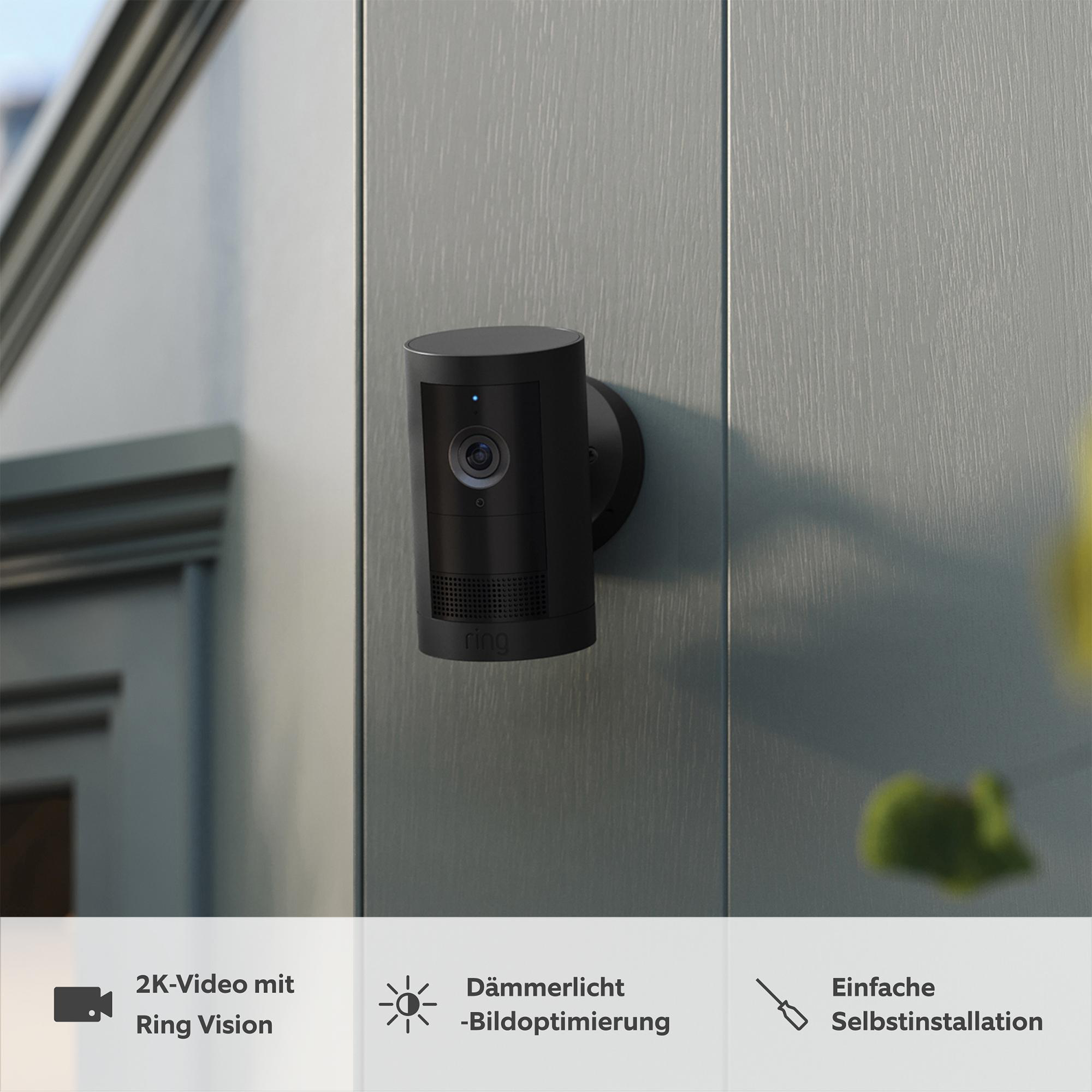 Schwarze Überwachungskamera an der Wand montiert. Symbole für Video, Nachtsicht und einfache Installation sind vorhanden.