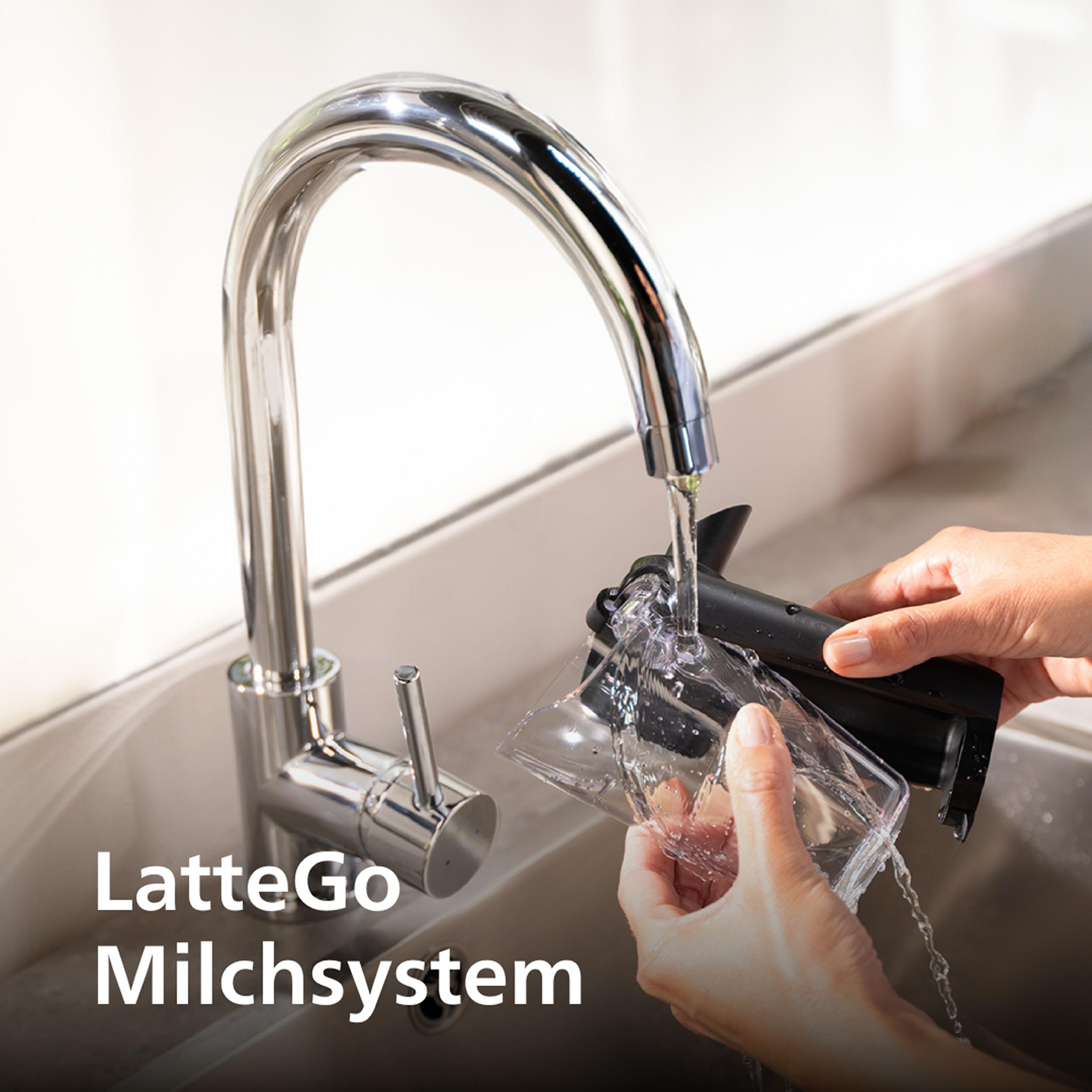 Hände waschen ein transparentes Glas unter einer Chromarmatur. Die Szene spielt in einer Küche mit dem Text 'LatteGo Milchsystem'.