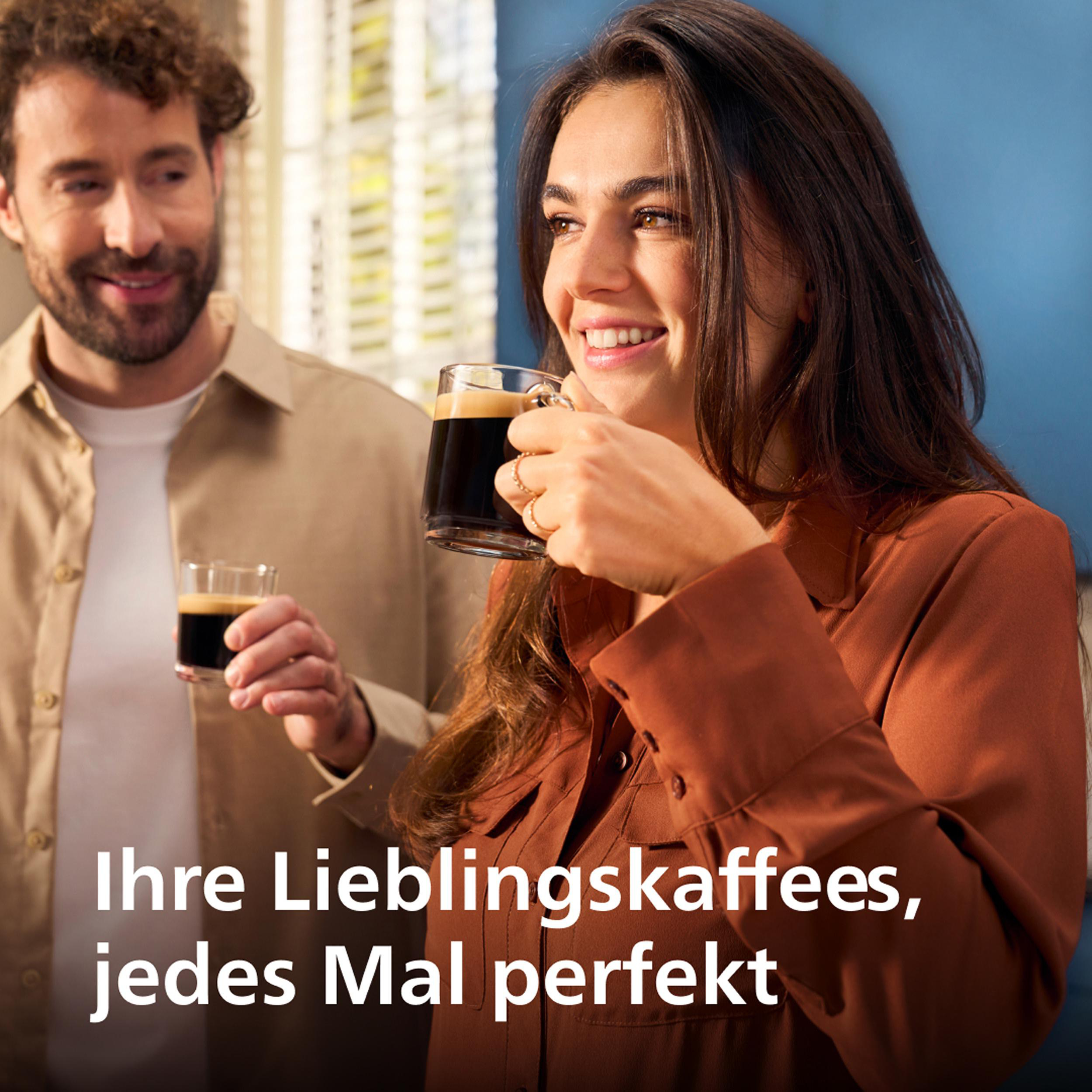Ein Mann und eine Frau lächeln und trinken Kaffee. Die Frau hält eine Tasse.