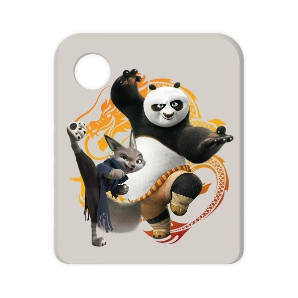 Kung Fu Panda und Fuchsfigur, dynamische Pose auf hellem Hintergrund.