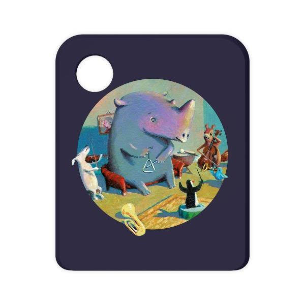 Illustration auf dunklem Hintergrund. Ein Nashorn spielt das Triangel, andere Tiere spielen Instrumente in einem Orchester.