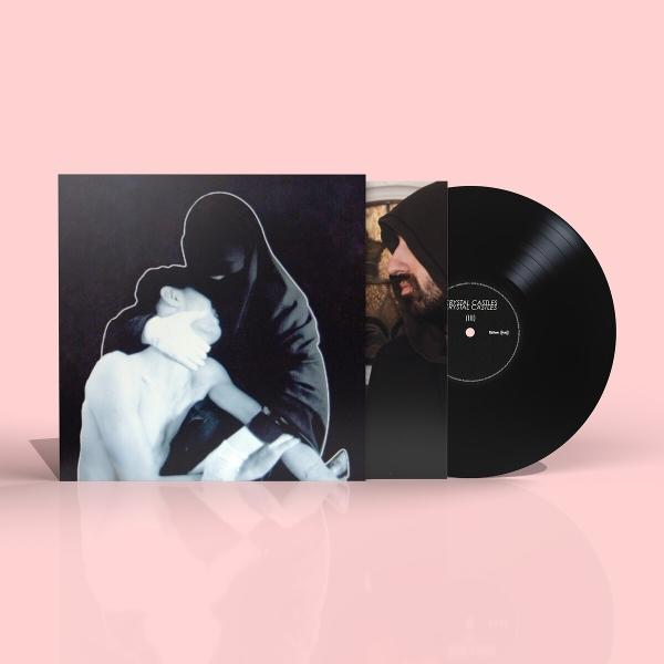 Albumcover mit dunklem Bild von zwei Figuren, die sich umarmen. Schwarze Schallplatte.