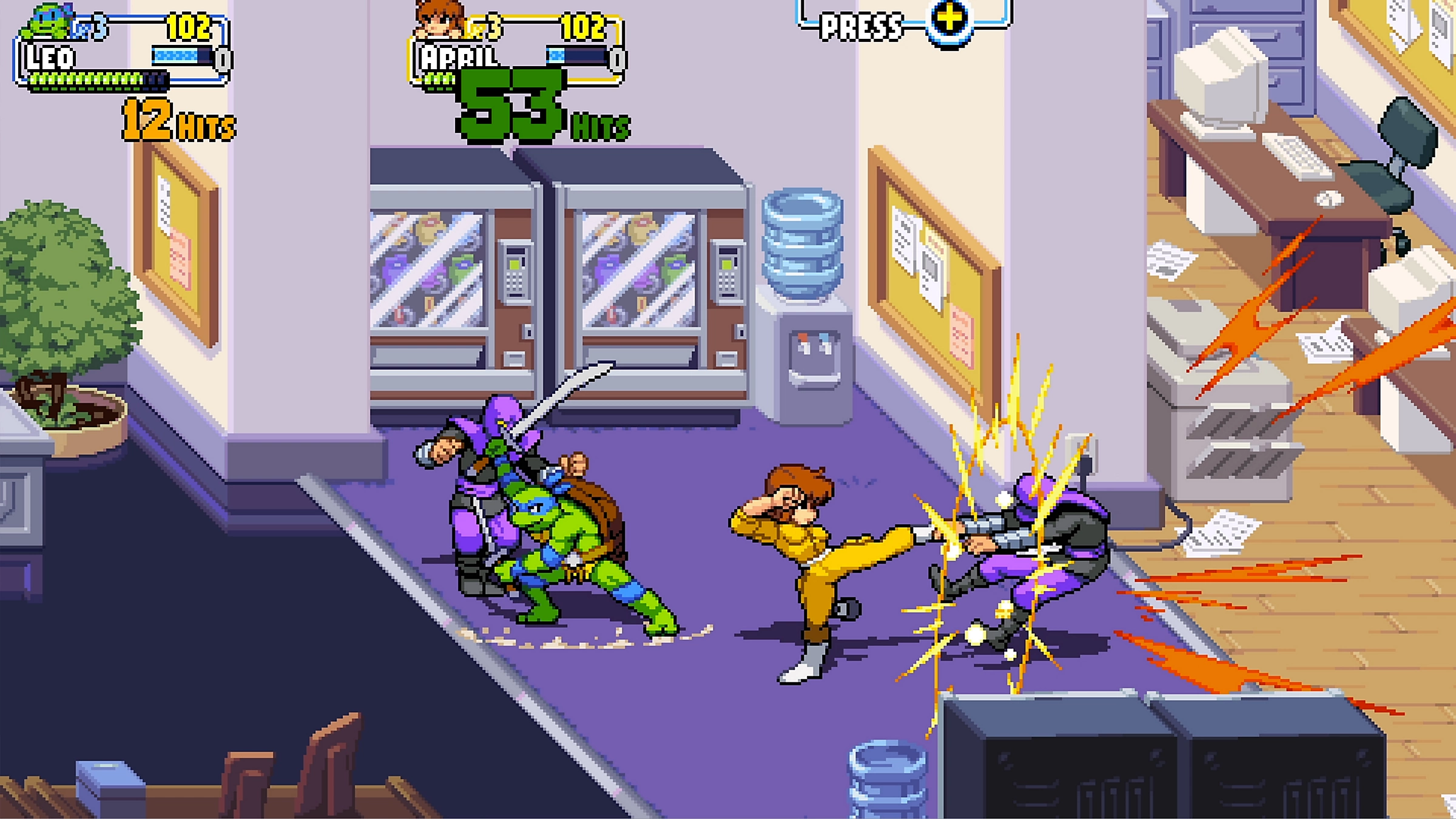 Verpixeltes Bild einer Videospielszene. Teenage Mutant Ninja Turtles kämpfen in einem Büro.