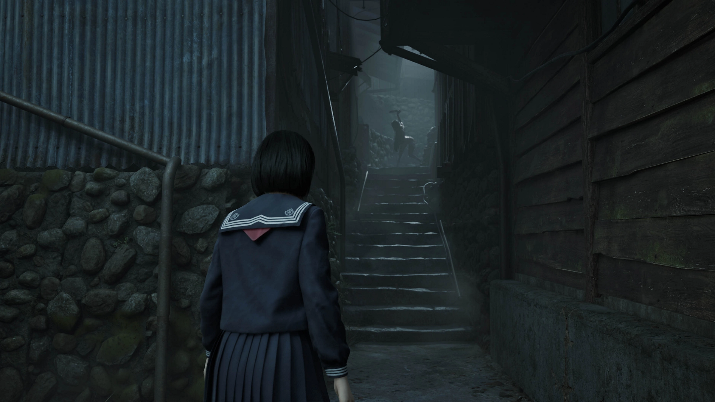 Eine Frau in Schuluniform geht eine dunkle Gasse hinunter auf ein Licht zu.