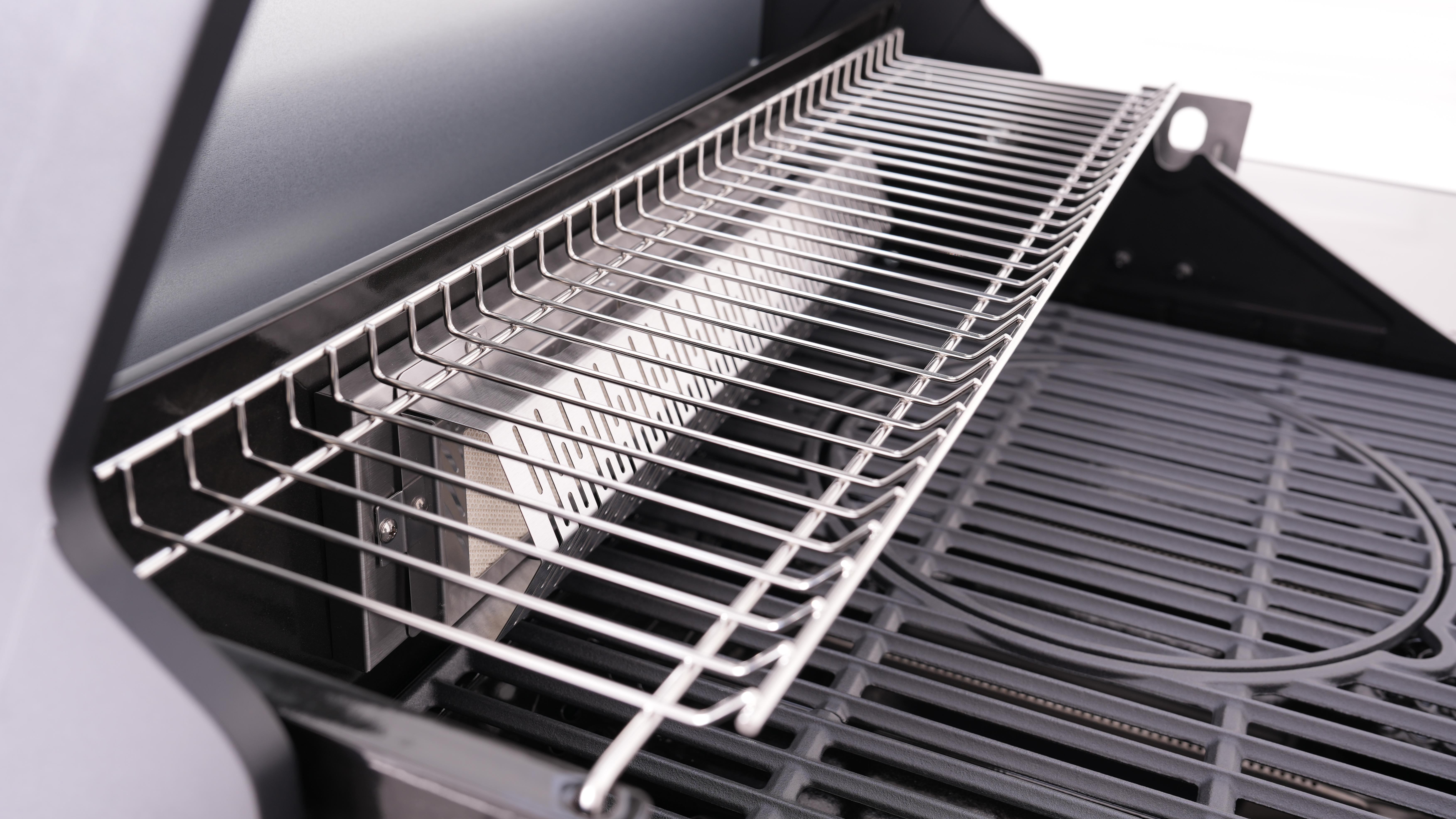 Grill-Innenraum, Edelstahlrost, schwarzer Innenraum.