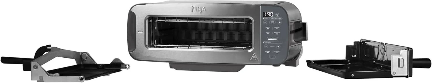 Un horno tostador Ninja con accesorios. El horno es plateado, con pantalla digital. Los accesorios son negros y plateados.